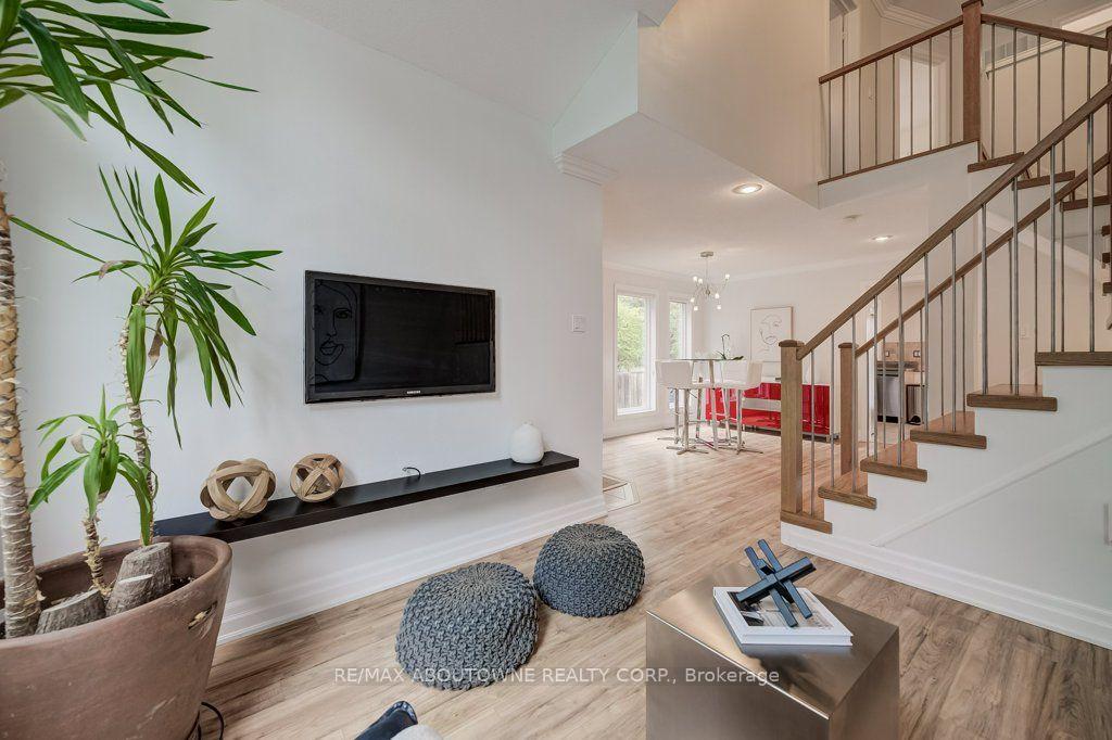 Photo 4 of 5180 Bunton Crescent, Burlington, Orchard — HOMEH