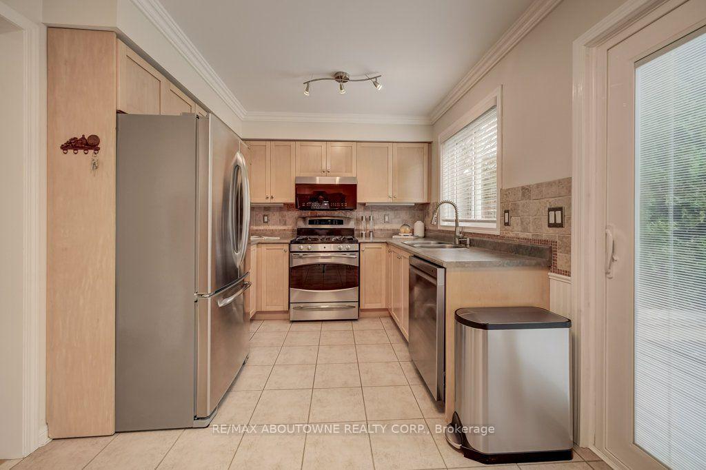 Photo 6 of 5180 Bunton Crescent, Burlington, Orchard — HOMEH