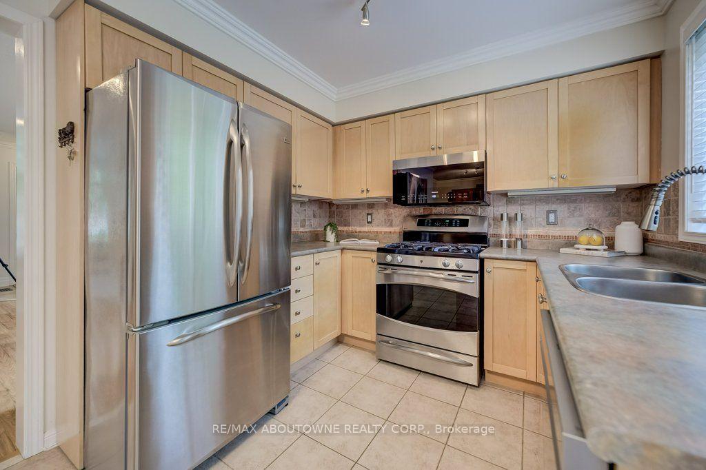 Photo 8 of 5180 Bunton Crescent, Burlington, Orchard — HOMEH