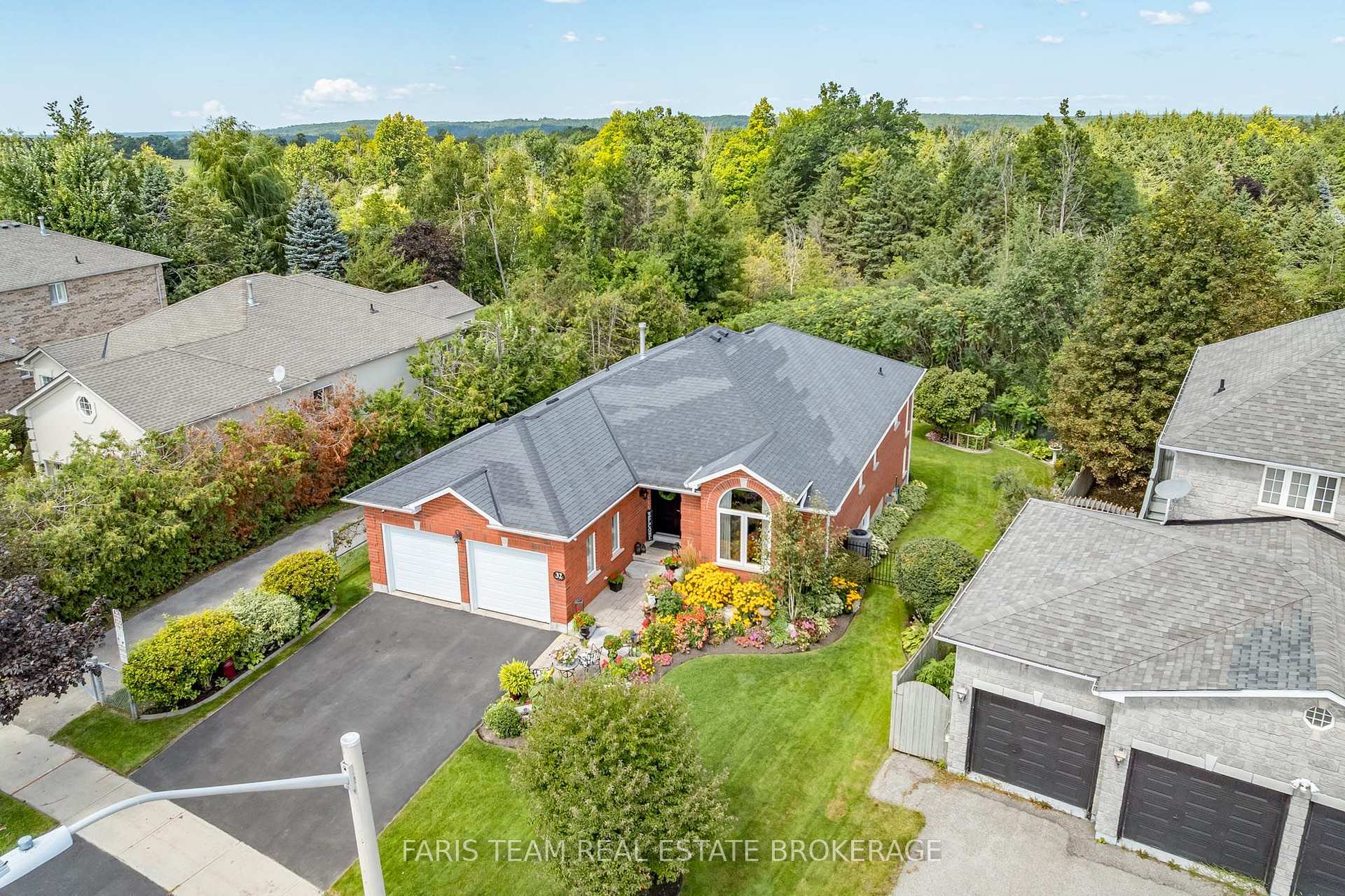 Photo 2 of 32 Stanley Street, Barrie, East Bayfield — HOMEH