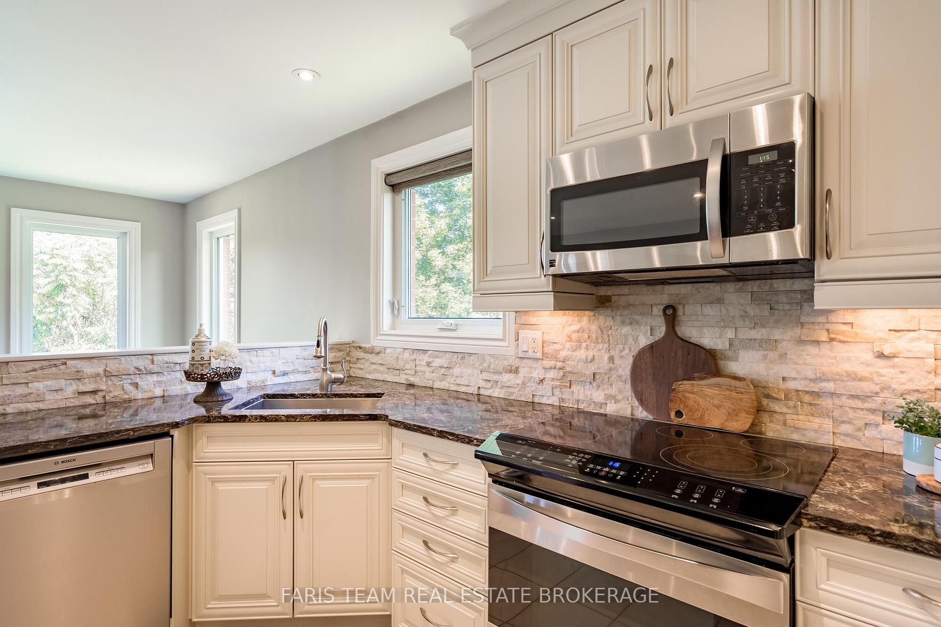 Photo 11 of 32 Stanley Street, Barrie, East Bayfield — HOMEH