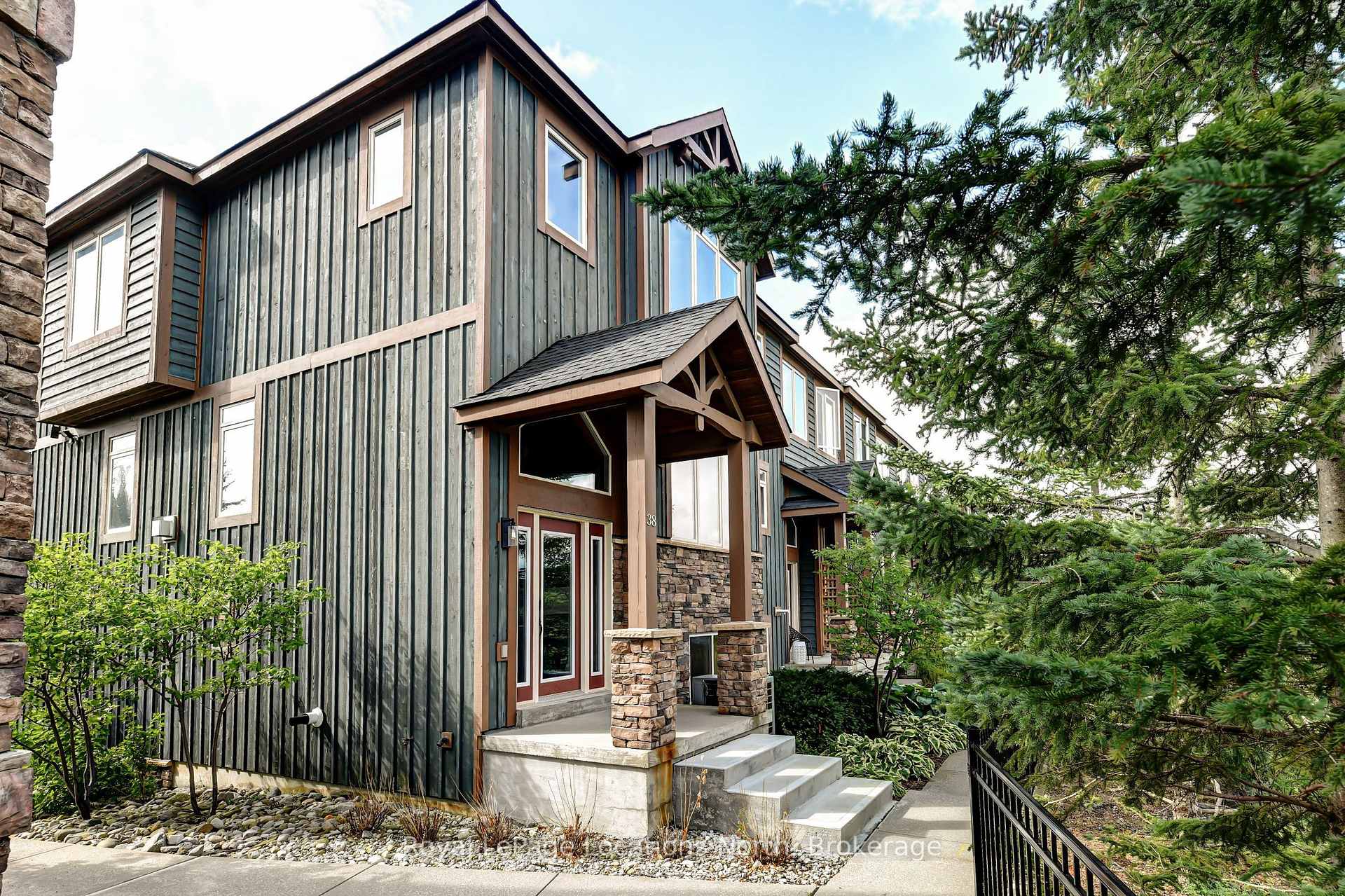 Photo 3 of Unit 75, 38 Joseph Trail, Collingwood — HOMEH