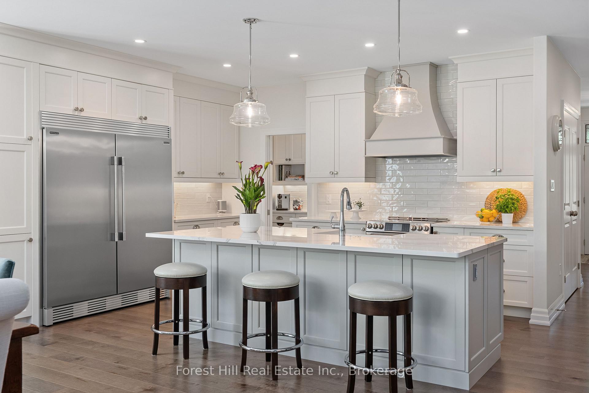 Photo 10 of 155 Glenlake Boulevard, Collingwood — HOMEH
