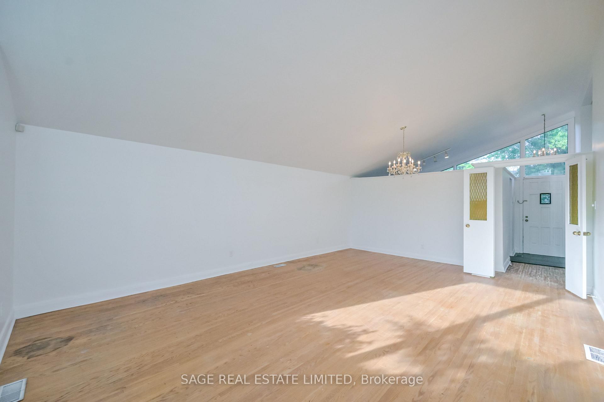 Photo 19 of 56 Grangemill Crescent, North York, Banbury-Don Mills — HOMEH