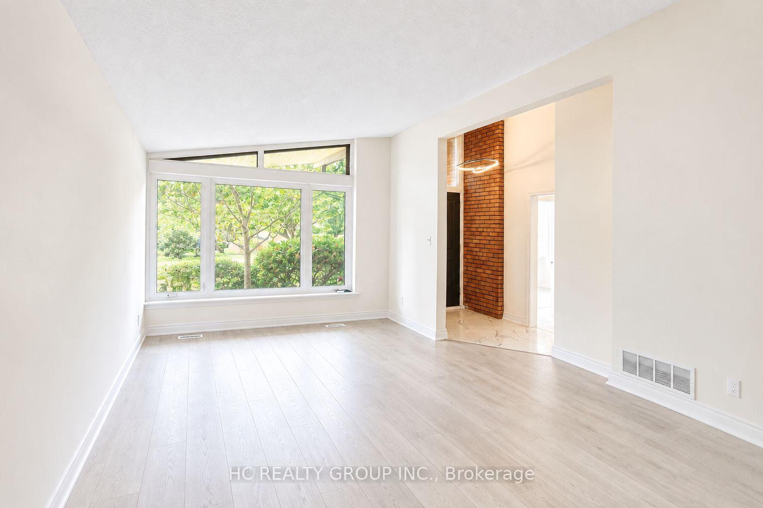 Photo 2 of 52 Dukinfield Crescent, North York, Parkwoods-Donalda — HOMEH