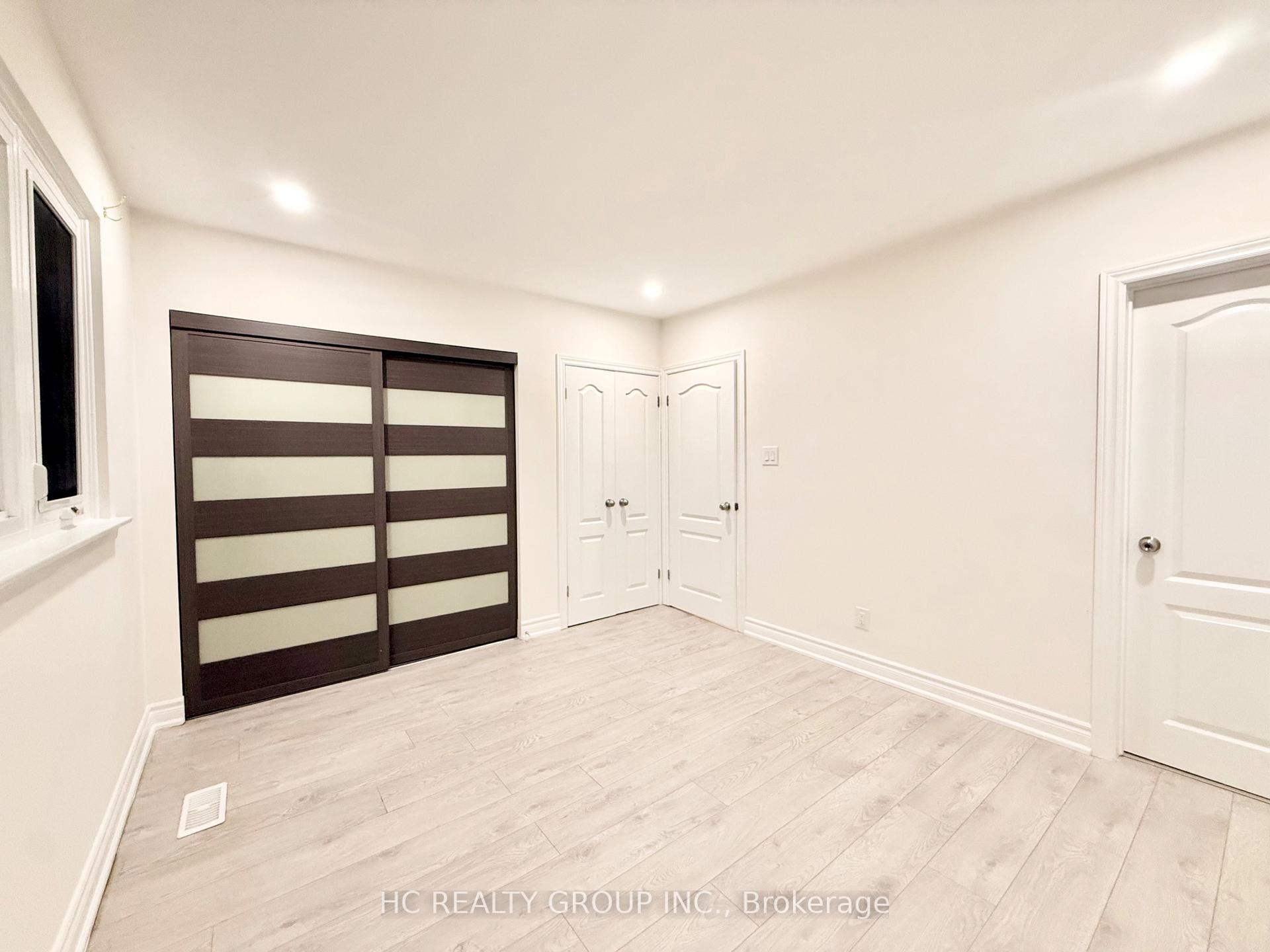 Photo 3 of 52 Dukinfield Crescent, North York, Parkwoods-Donalda — HOMEH