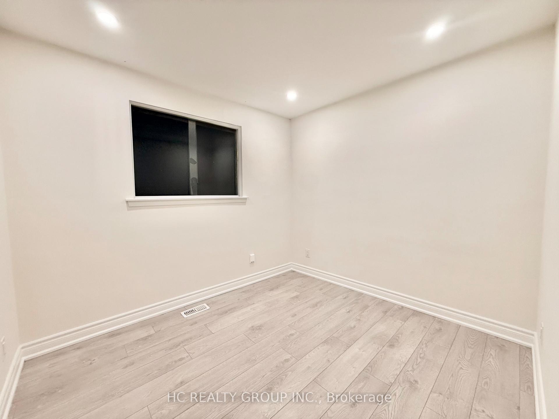 Photo 5 of 52 Dukinfield Crescent, North York, Parkwoods-Donalda — HOMEH