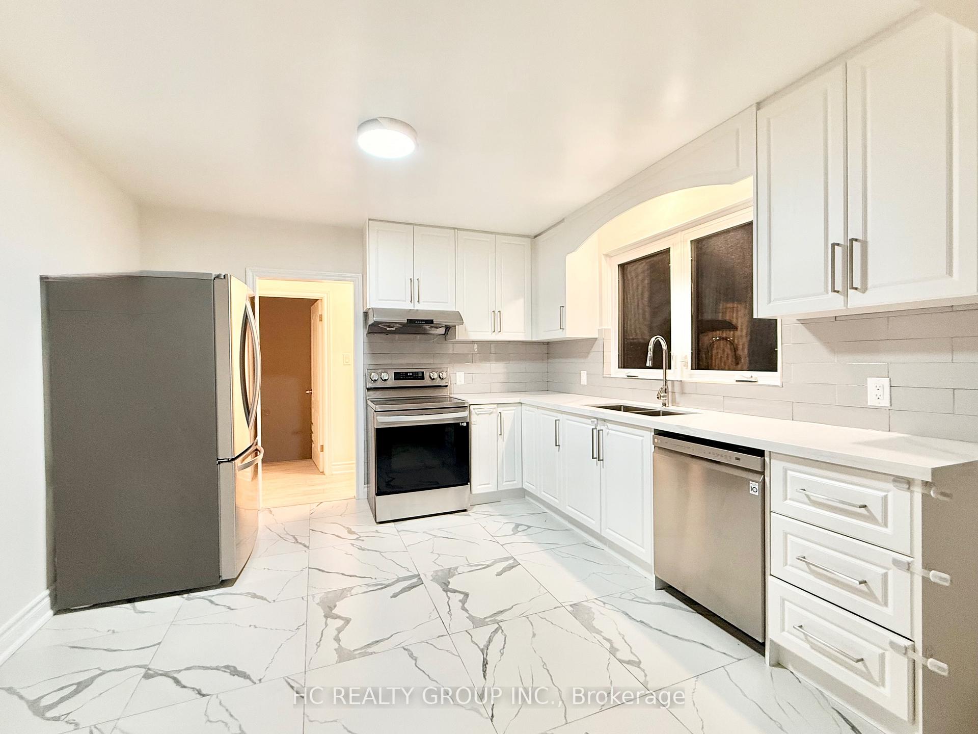 Photo 6 of 52 Dukinfield Crescent, North York, Parkwoods-Donalda — HOMEH