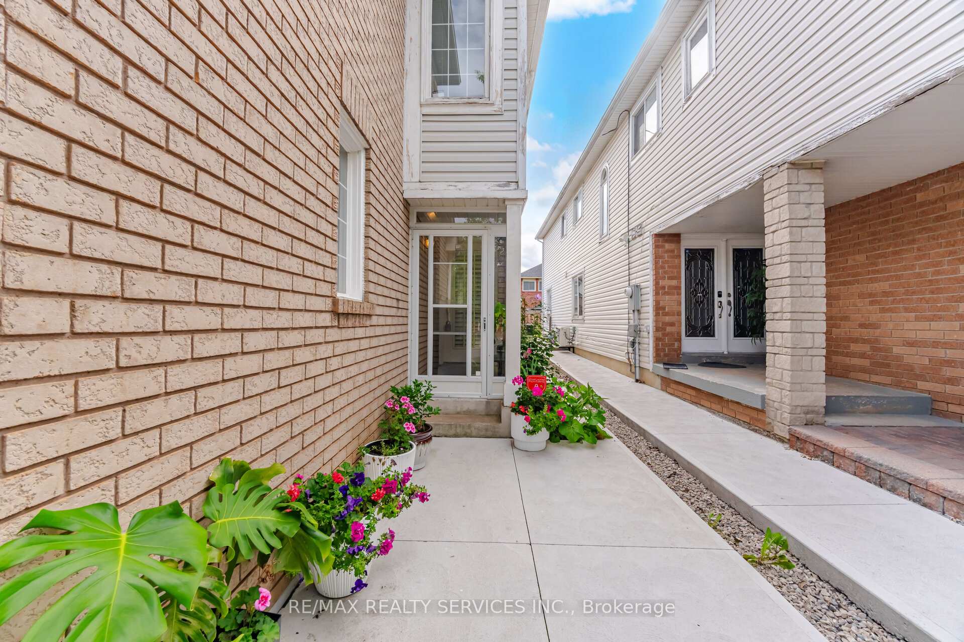 Photo 4 of 72 Yellow Brick Road, Brampton, Brampton North — HOMEH