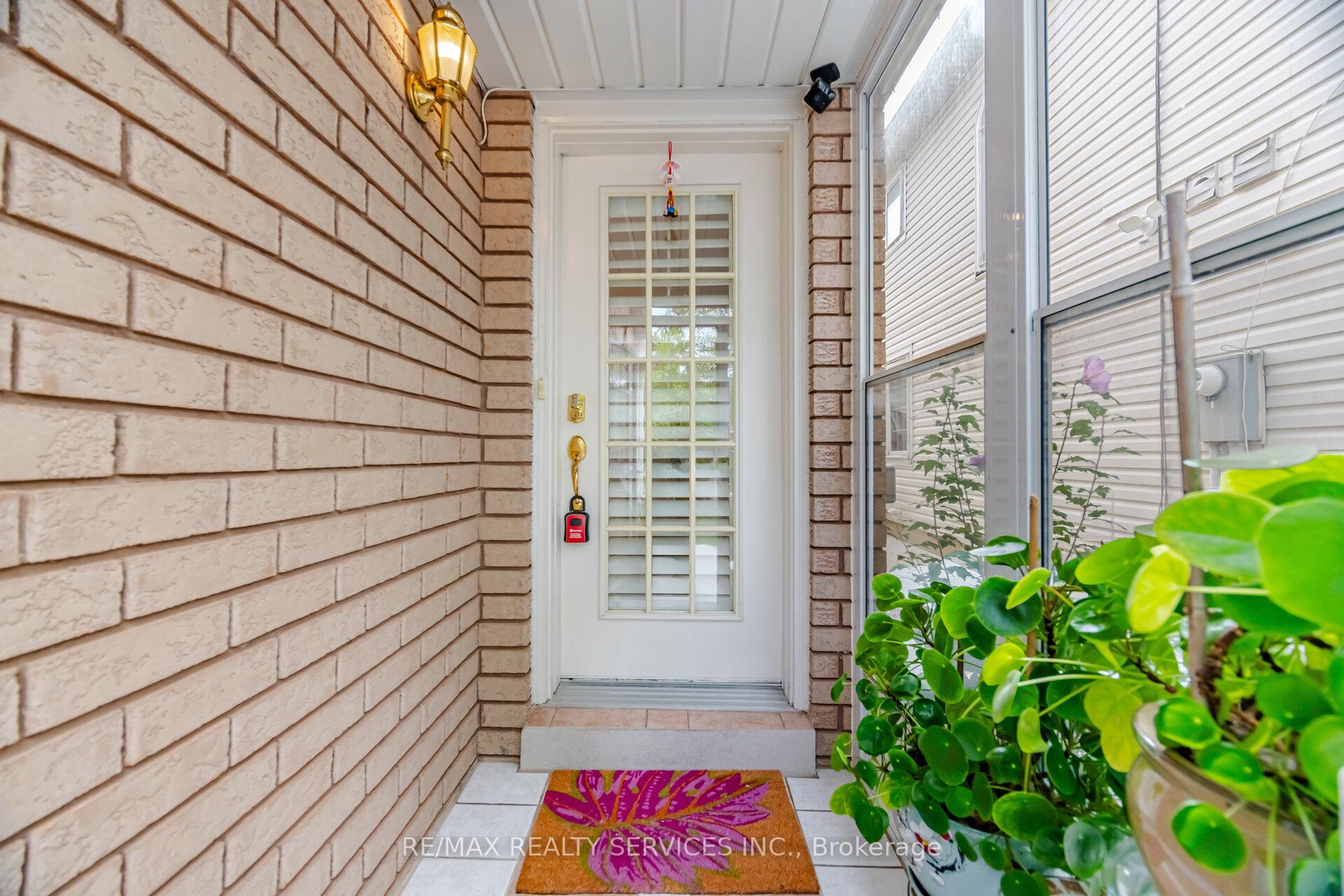 Photo 6 of 72 Yellow Brick Road, Brampton, Brampton North — HOMEH