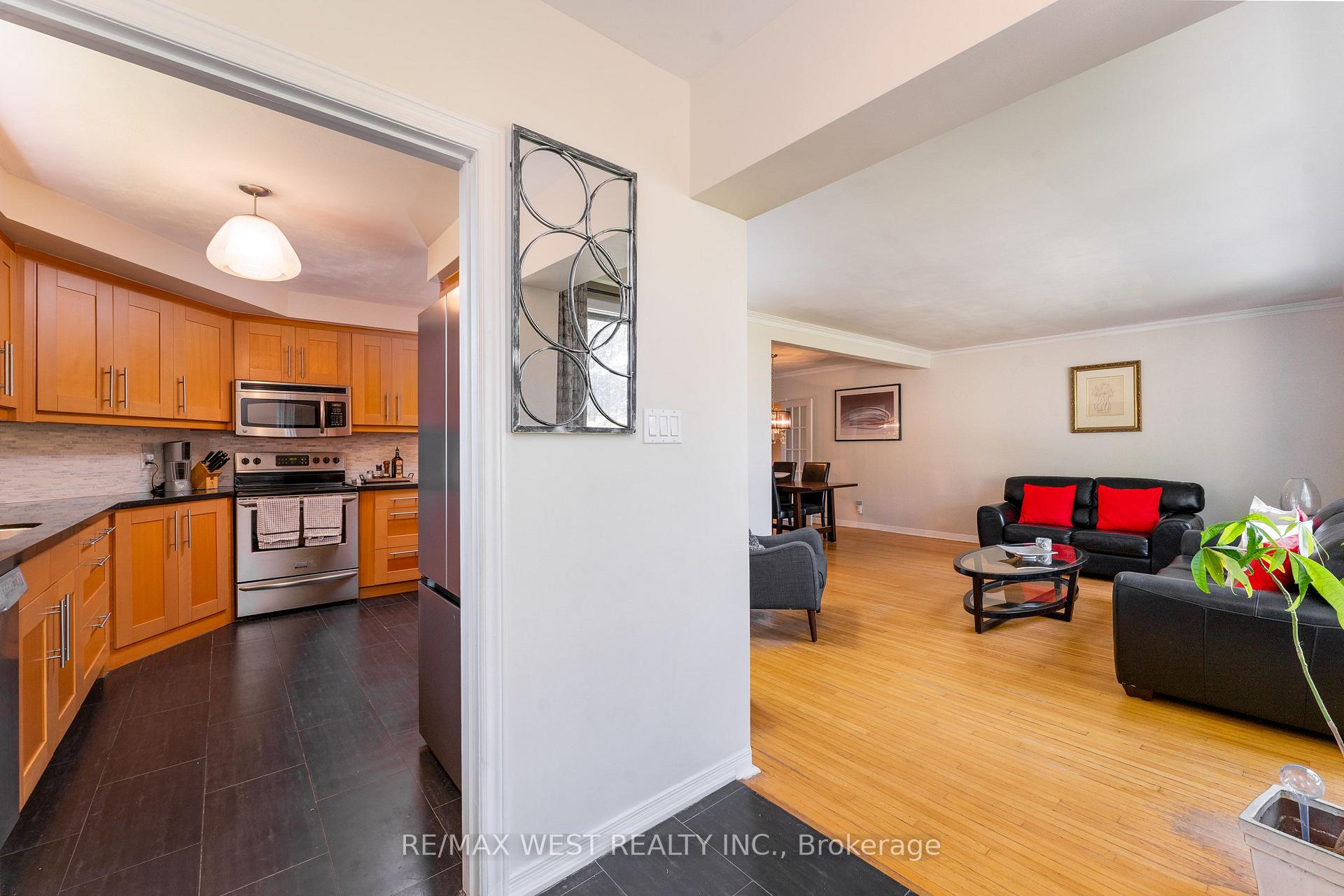 Photo 4 of 274 Maxwell Street, North York, Bathurst Manor — HOMEH