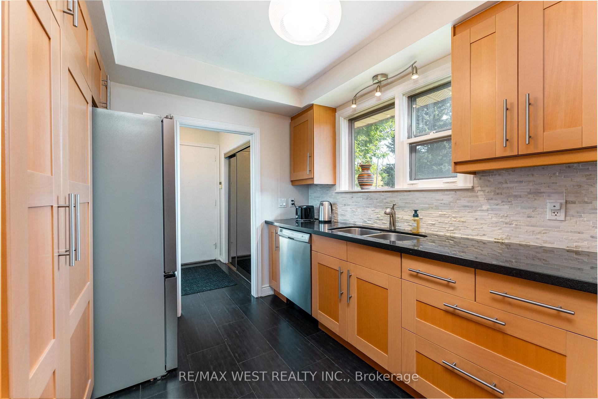 Photo 11 of 274 Maxwell Street, North York, Bathurst Manor — HOMEH