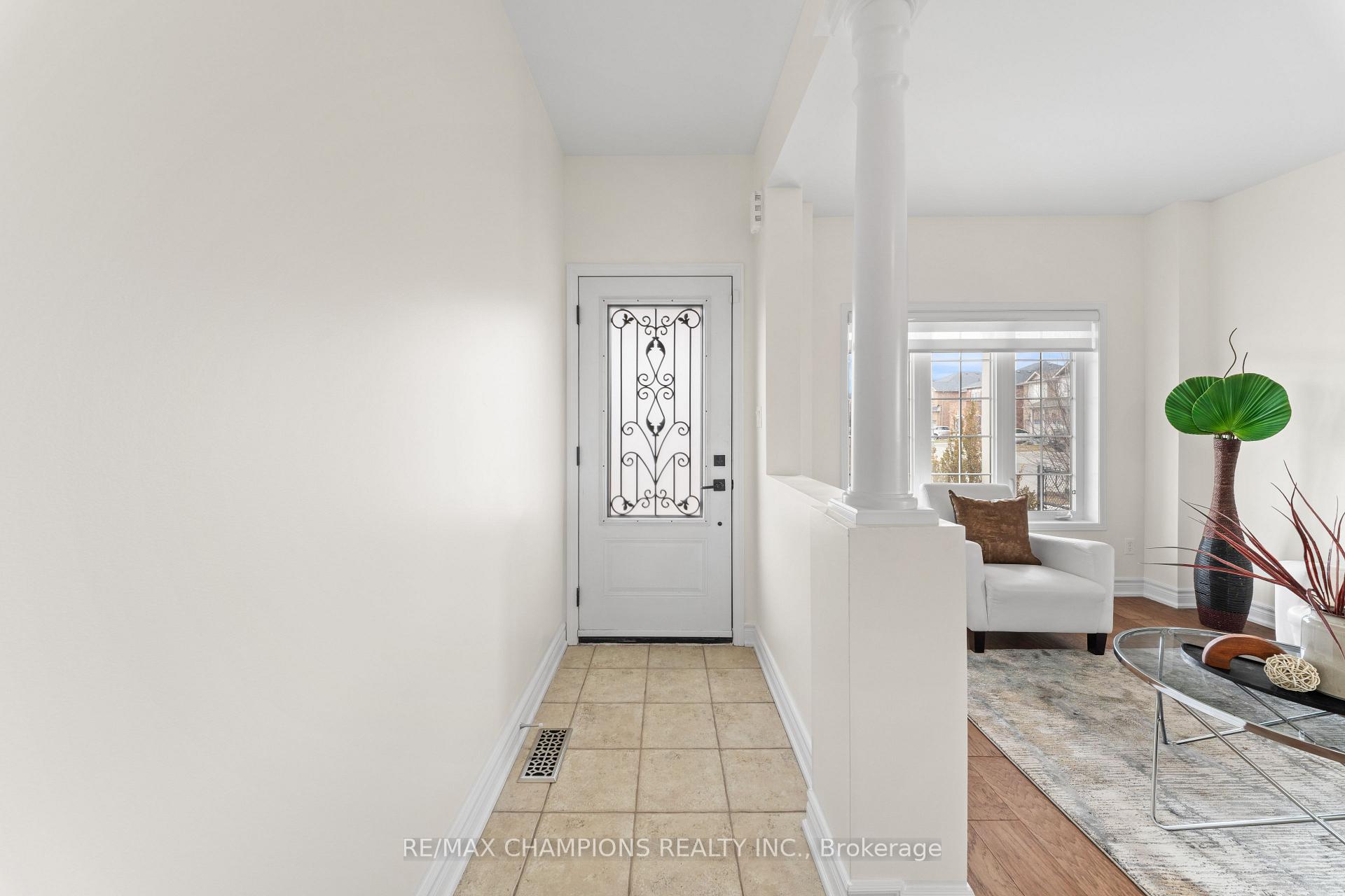Photo 3 of 42 Abbotsbury Drive, Brampton, Credit Valley — HOMEH