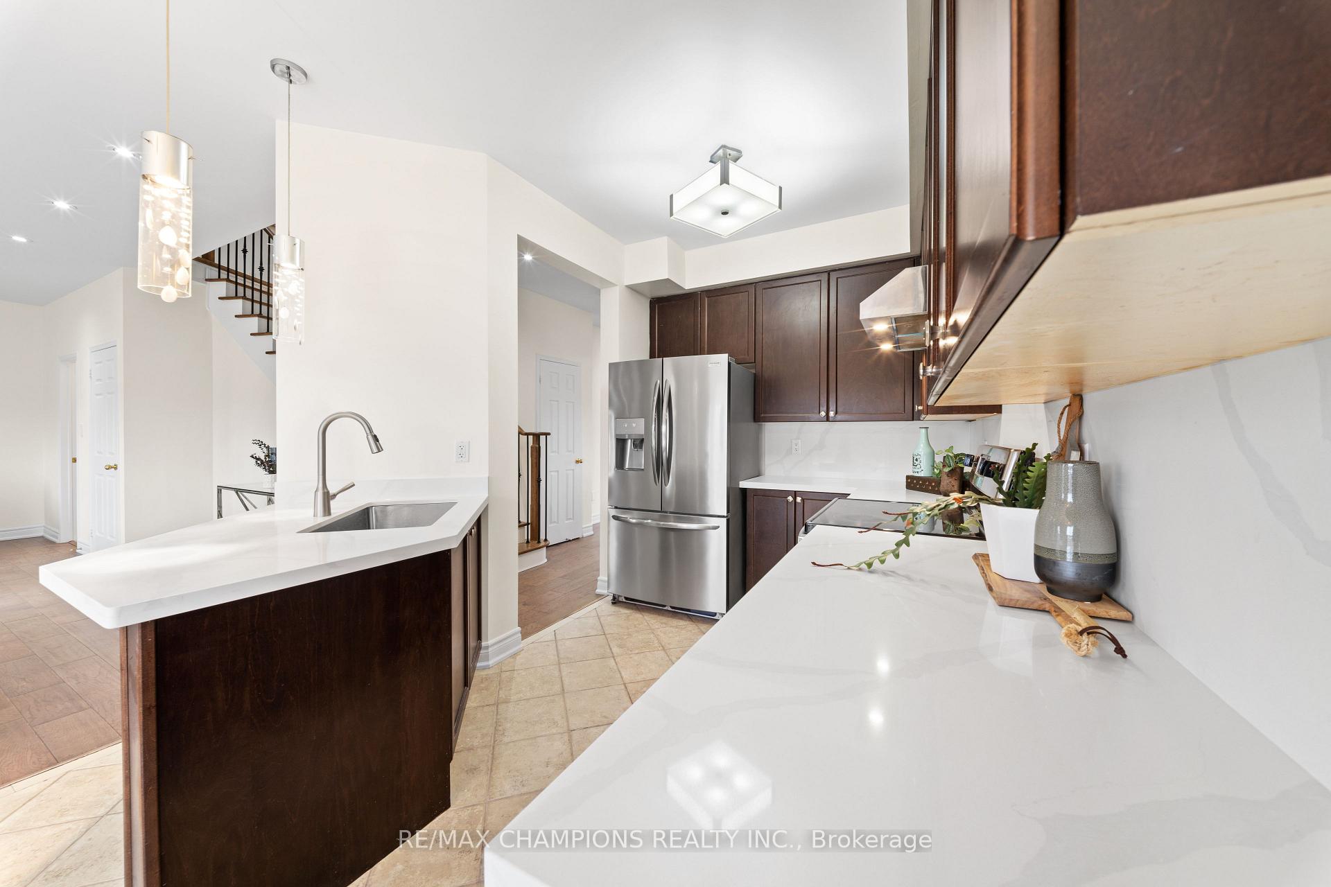 Photo 9 of 42 Abbotsbury Drive, Brampton, Credit Valley — HOMEH