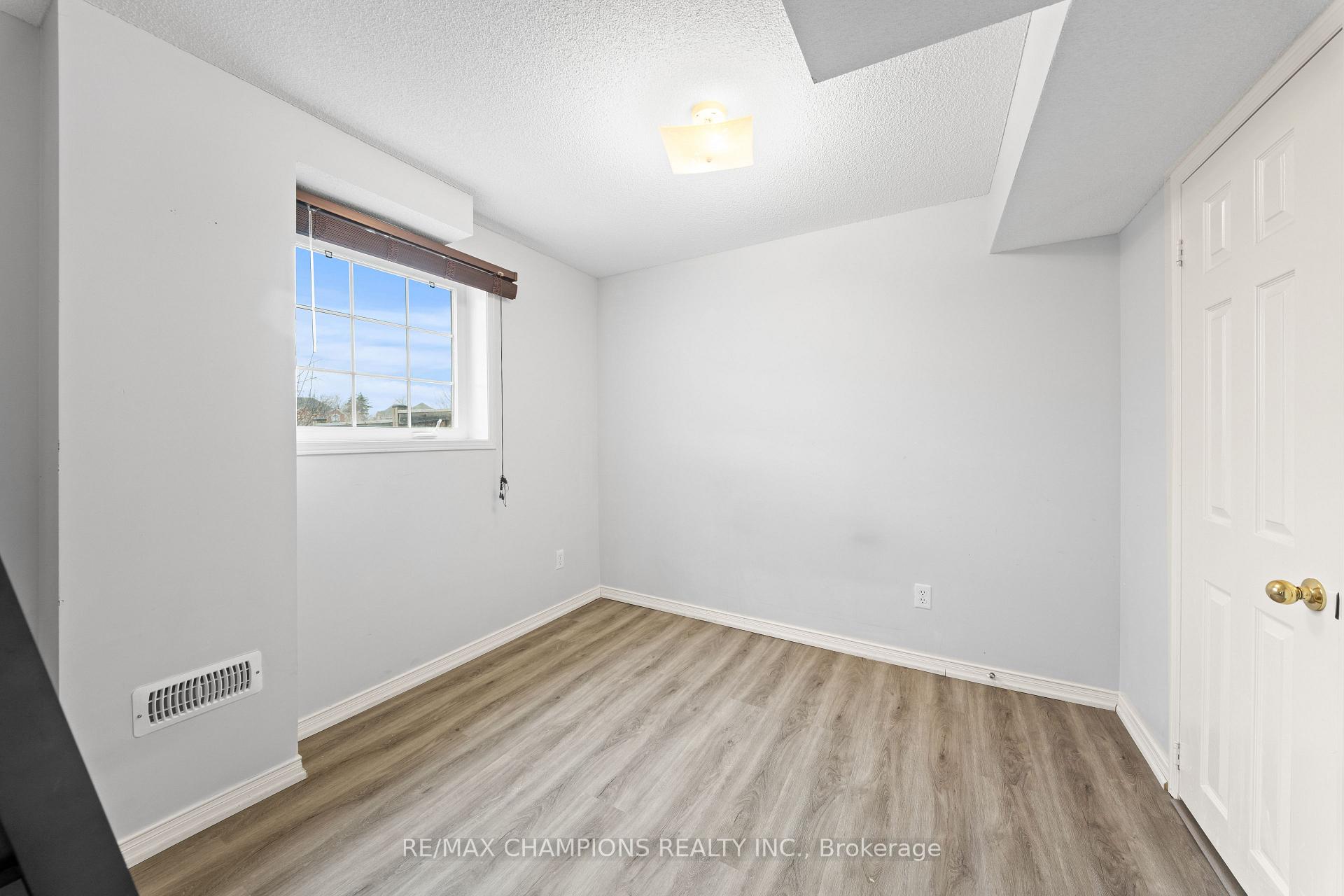 Photo 40 of 42 Abbotsbury Drive, Brampton, Credit Valley — HOMEH