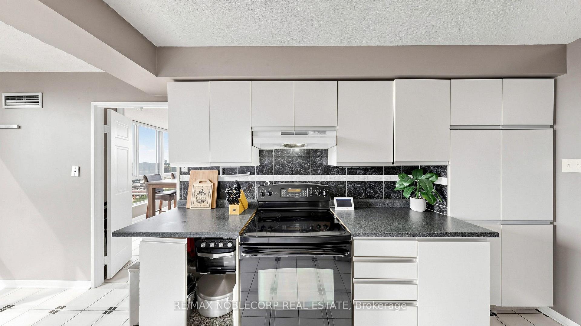 Photo 24 of Unit 804, 2901 Kipling Avenue, Etobicoke, Mount Olive-Silverstone-Jamestown — HOMEH