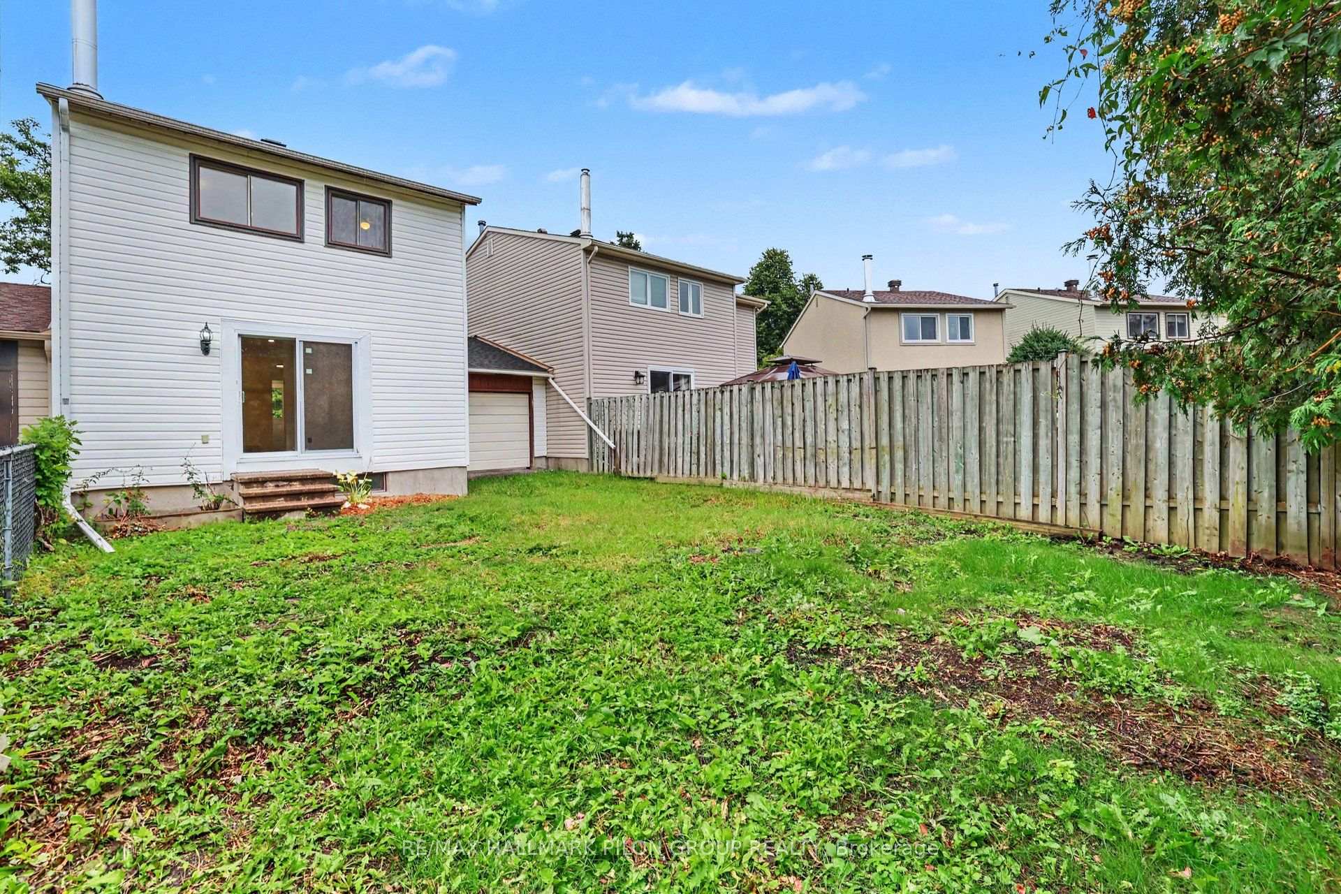 Photo 18 of 382 Duval Lane, Ottawa, Queenswood Heights South — HOMEH