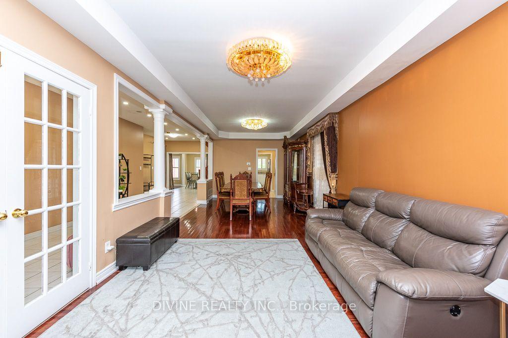 Photo 7 of 4911 Maxine Place, Mississauga, Hurontario — HOMEH