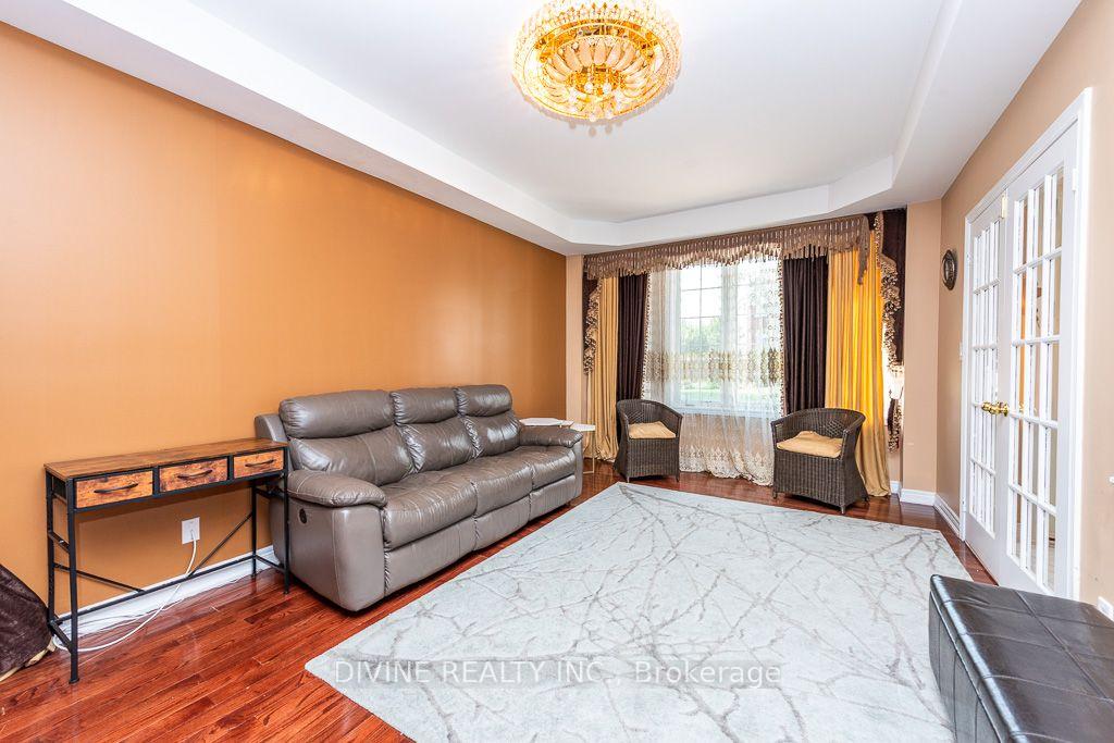 Photo 8 of 4911 Maxine Place, Mississauga, Hurontario — HOMEH