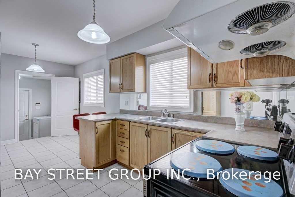 Photo 8 of Unit Upper, 45 Whitewash Way, Brampton, Fletcher's Creek Village — HOMEH