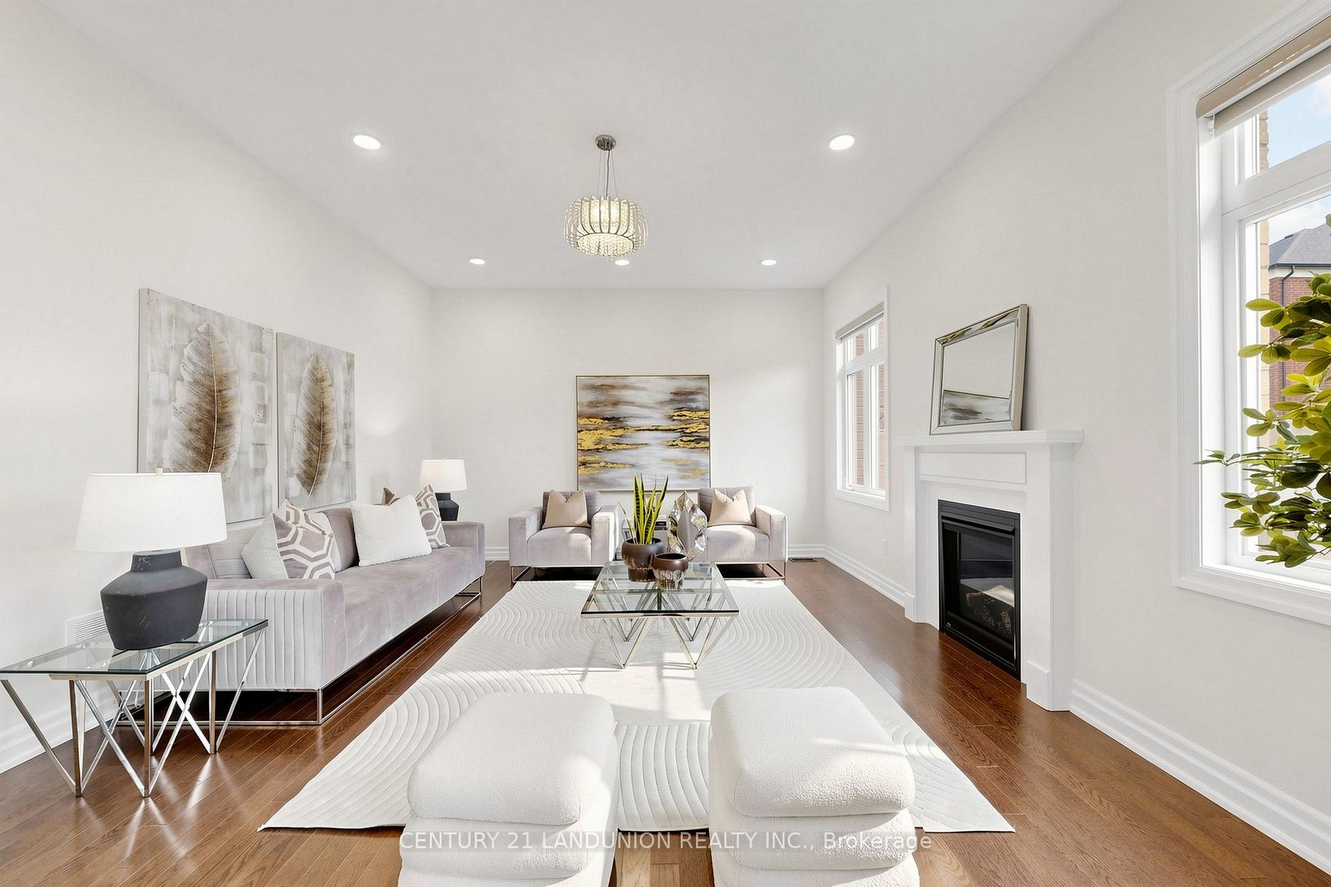 Photo 10 of 211 Touch Gold Crescent, Aurora, Bayview Southeast — HOMEH