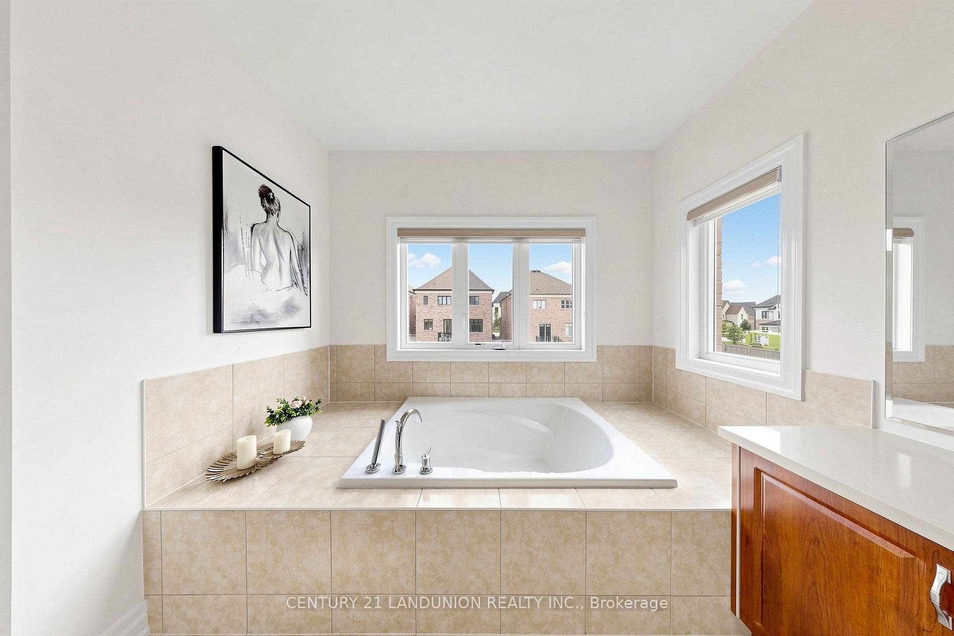Photo 32 of 211 Touch Gold Crescent, Aurora, Bayview Southeast — HOMEH
