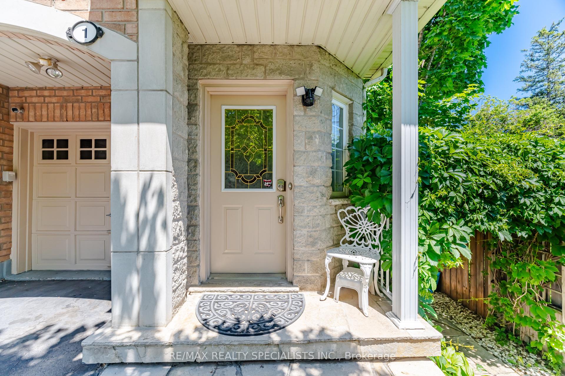 Photo 2 of Unit 1, 3071 Treadwells Drive, Mississauga, Applewood — HOMEH