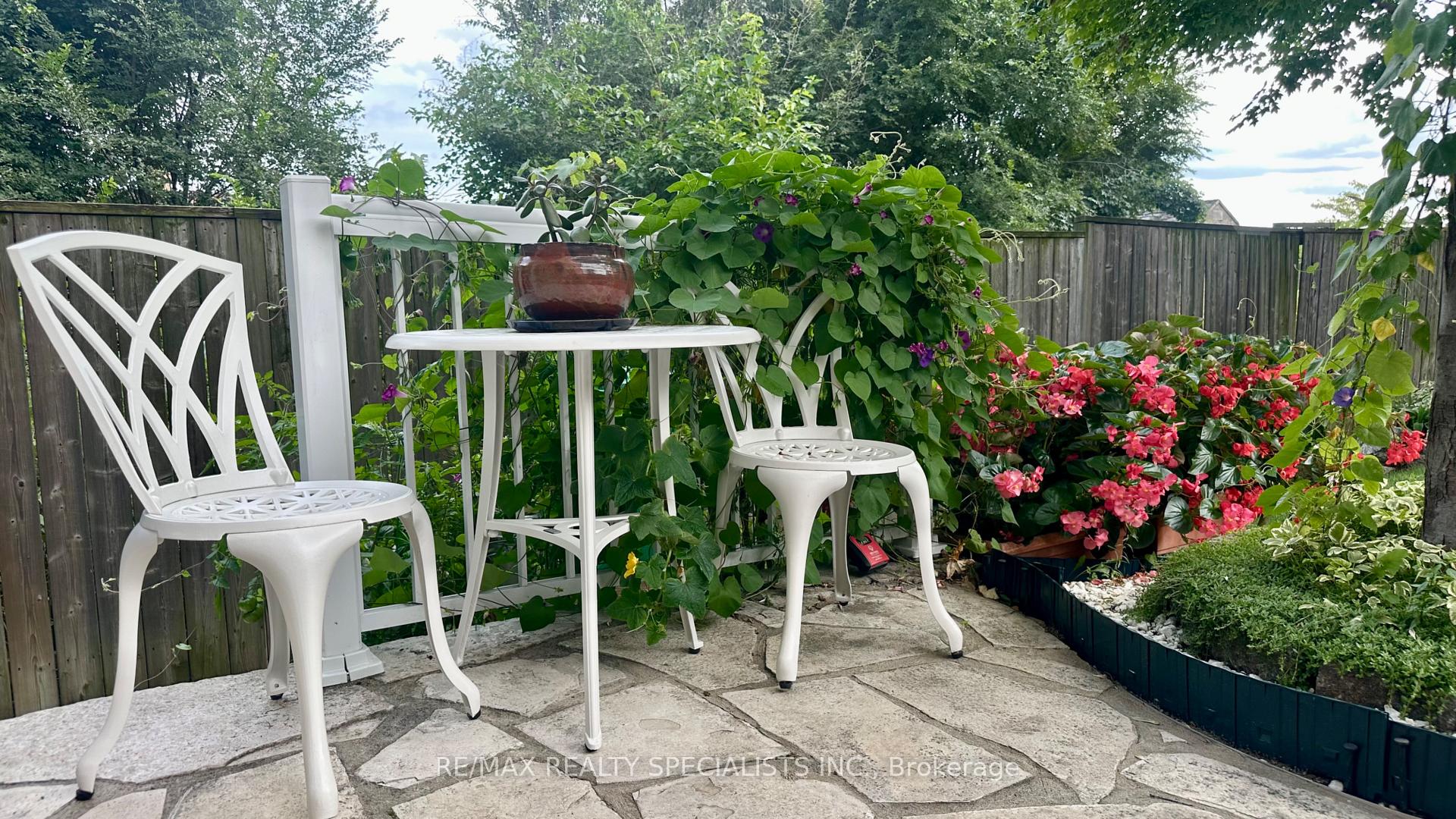 Photo 3 of Unit 1, 3071 Treadwells Drive, Mississauga, Applewood — HOMEH