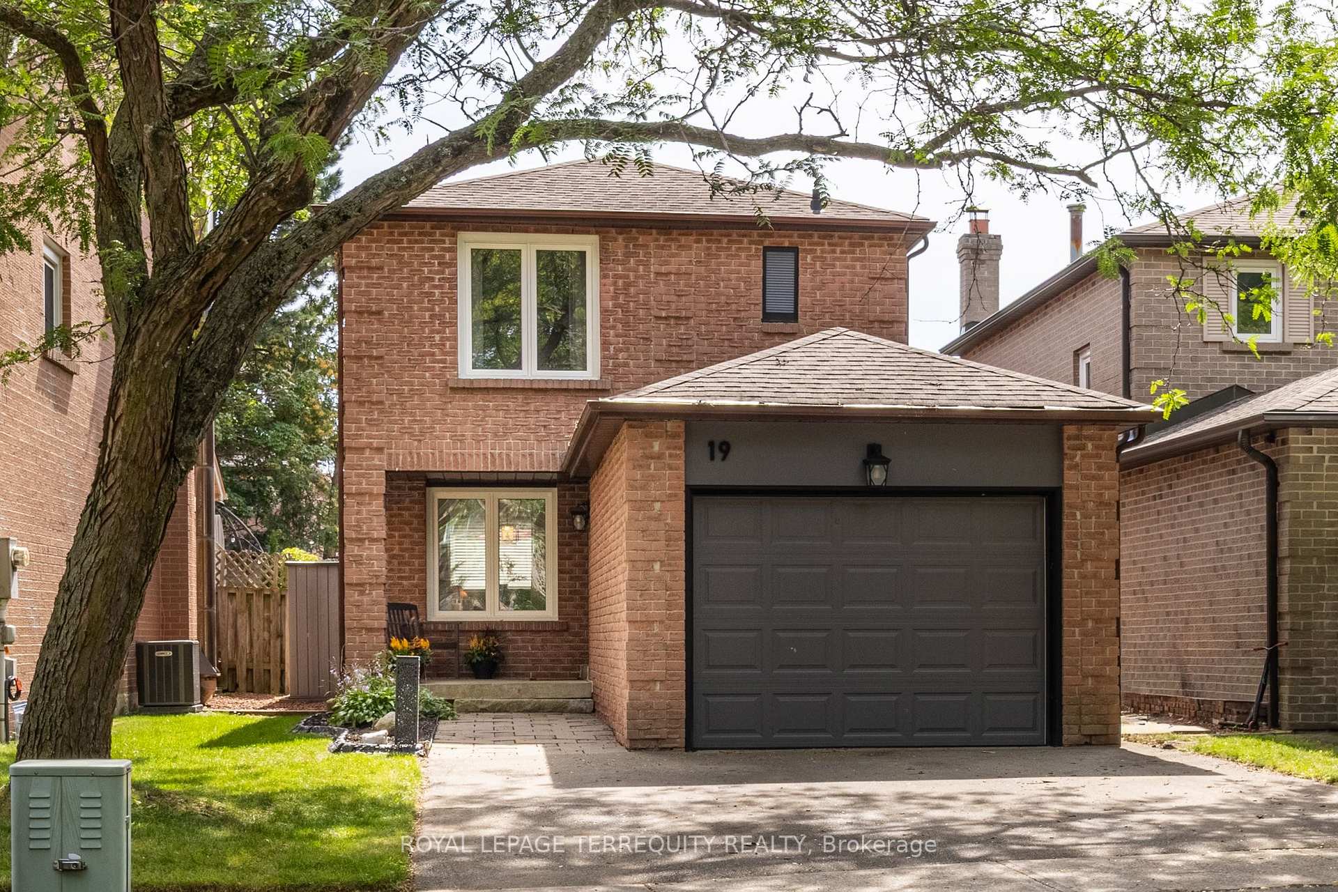 Photo 2 of 19 Brocklesby Crescent, Ajax, Central West — HOMEH