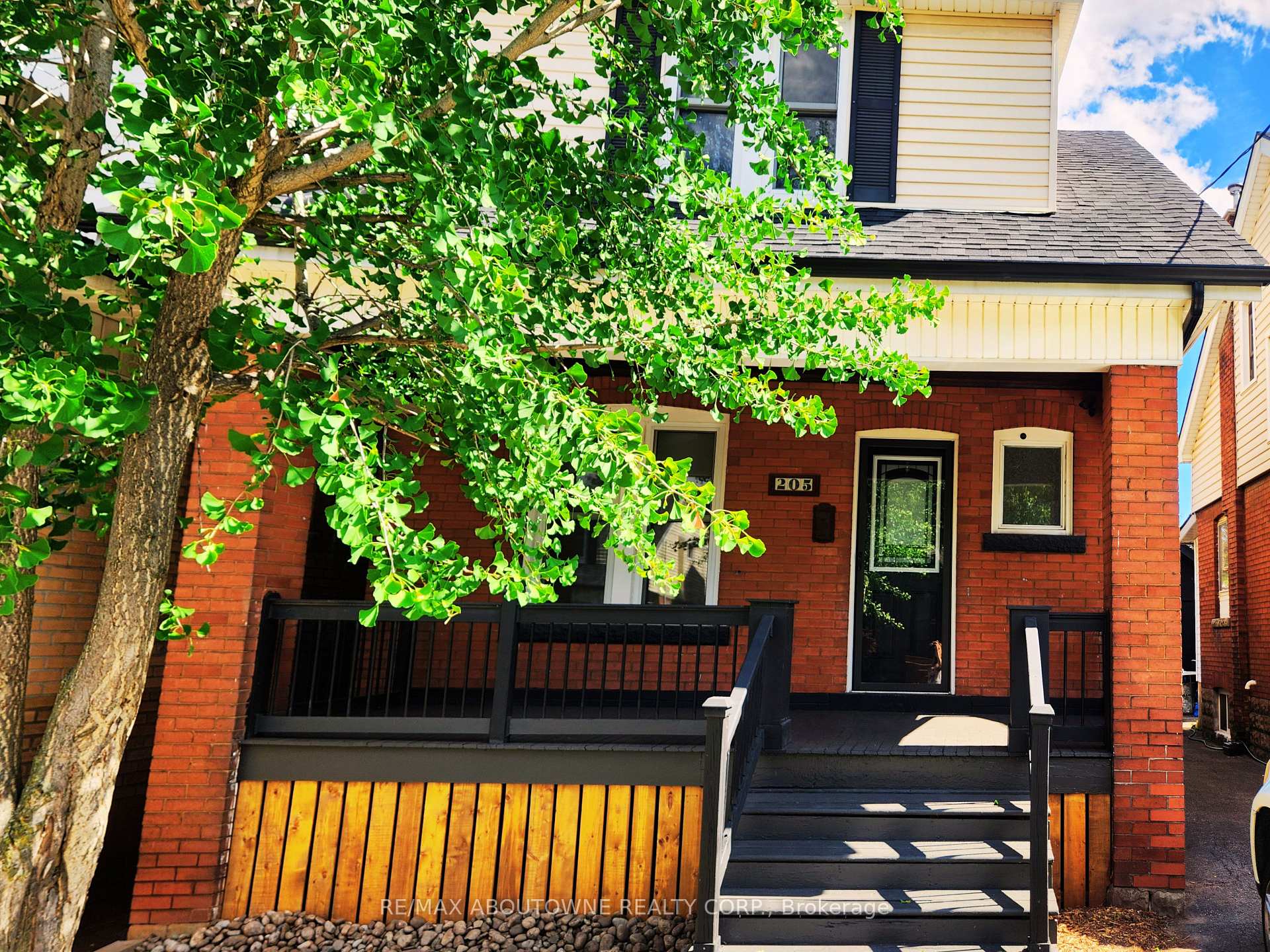 Photo 1 of 205 Kensington Avenue S, Hamilton, Delta — HOMEH