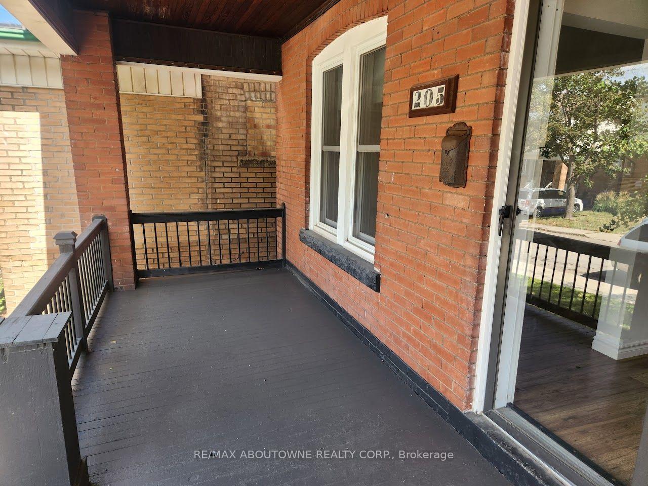 Photo 2 of 205 Kensington Avenue S, Hamilton, Delta — HOMEH