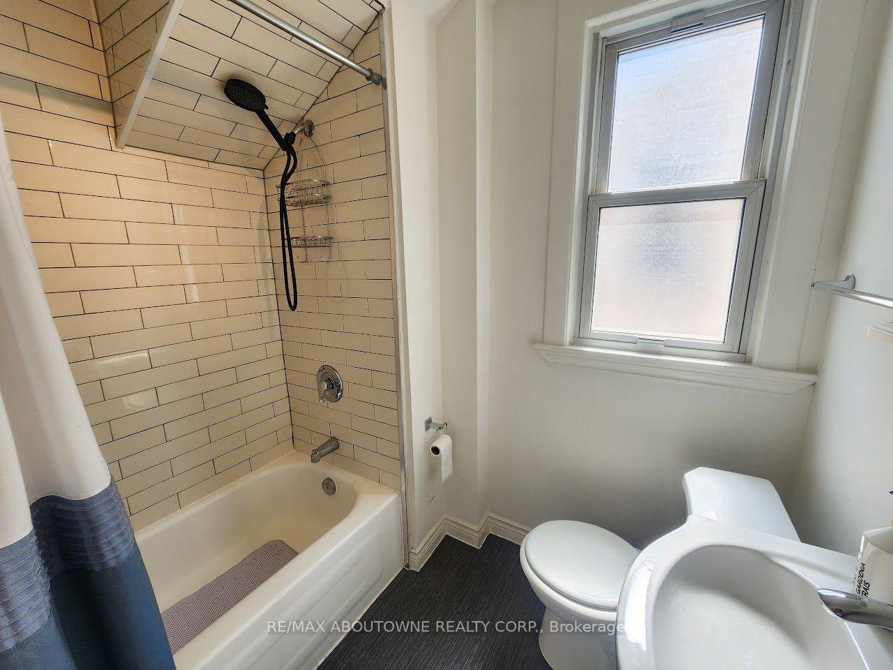 Photo 10 of 205 Kensington Avenue S, Hamilton, Delta — HOMEH