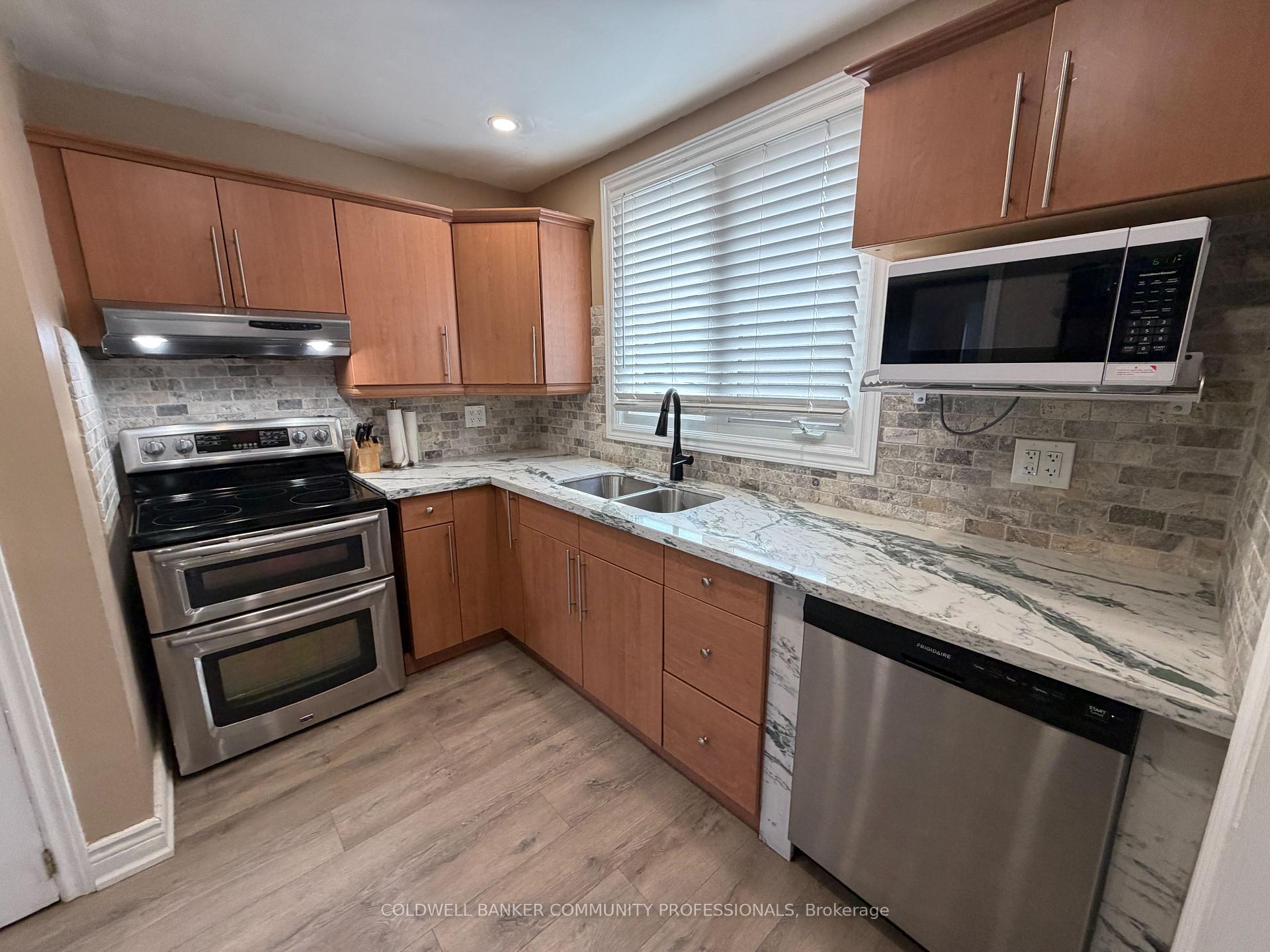 Photo 10 of 94 Howard Avenue, Hamilton, Balfour — HOMEH