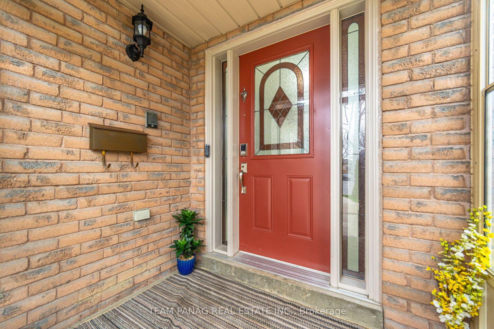 Photo 3 of 8 Drayglass Court, Brampton, Heart Lake East — HOMEH