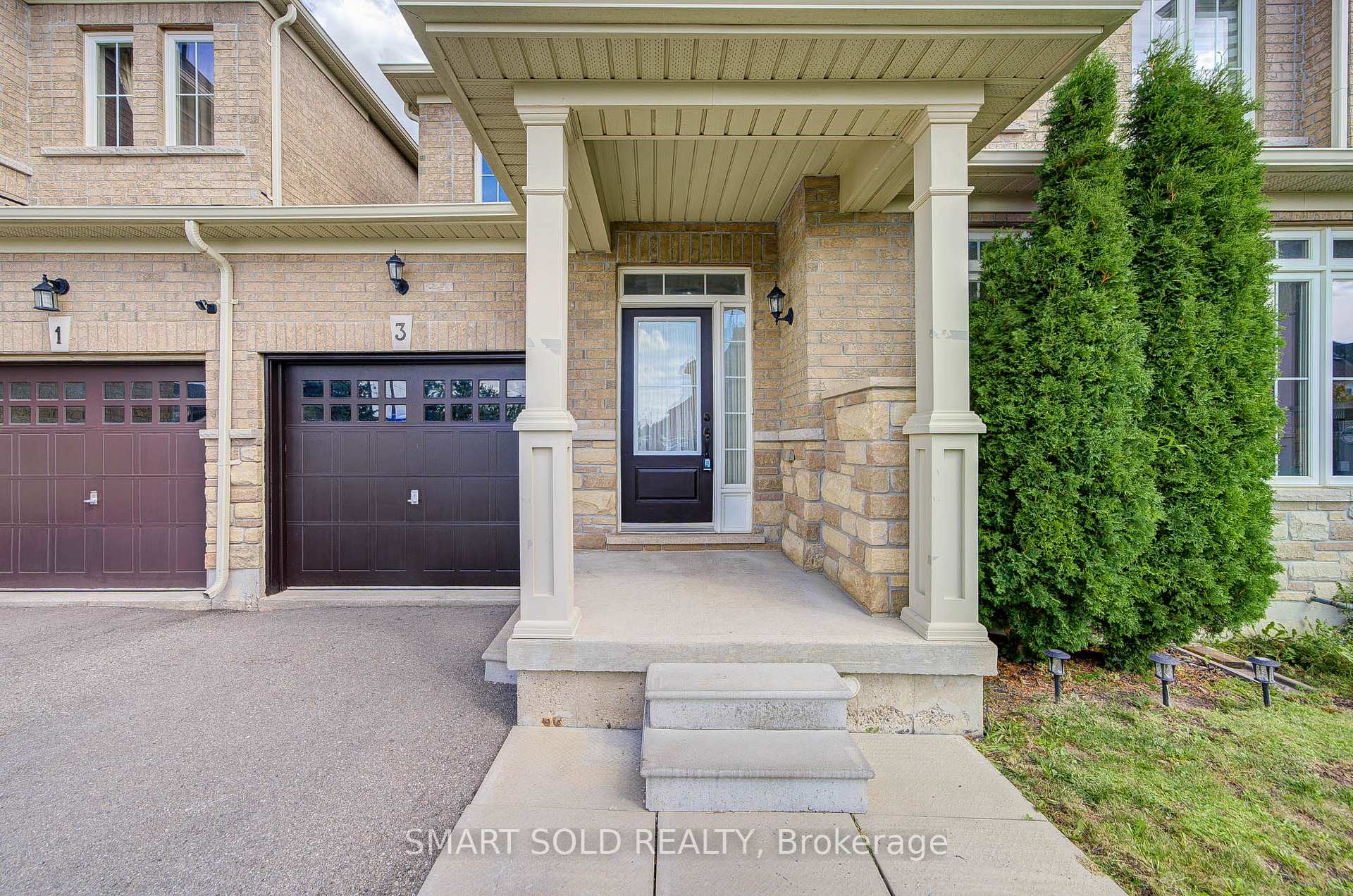 Photo 2 of 3 Chao Crescent, Richmond Hill, Oak Ridges — HOMEH