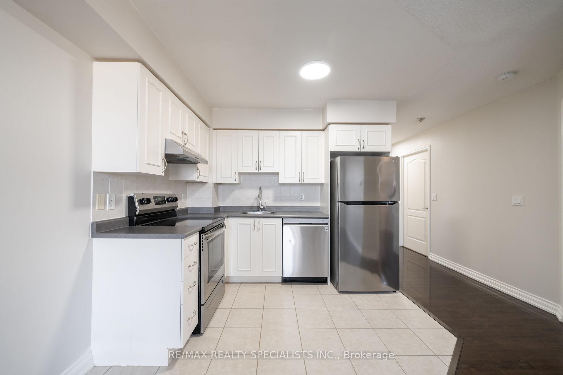 Photo 4 of Unit 514, 4 Elsinore Path, Etobicoke, New Toronto — HOMEH