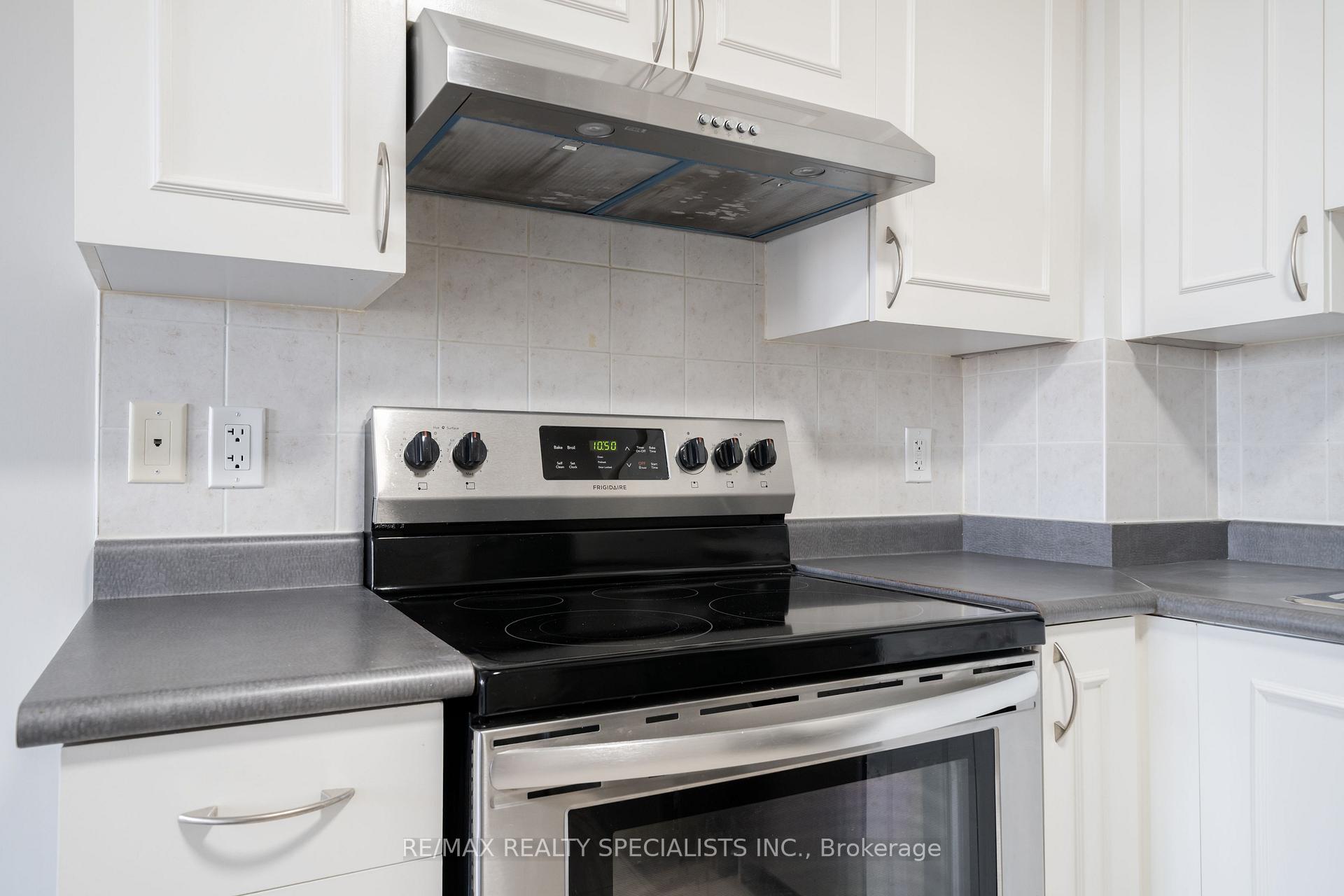 Photo 6 of Unit 514, 4 Elsinore Path, Etobicoke, New Toronto — HOMEH