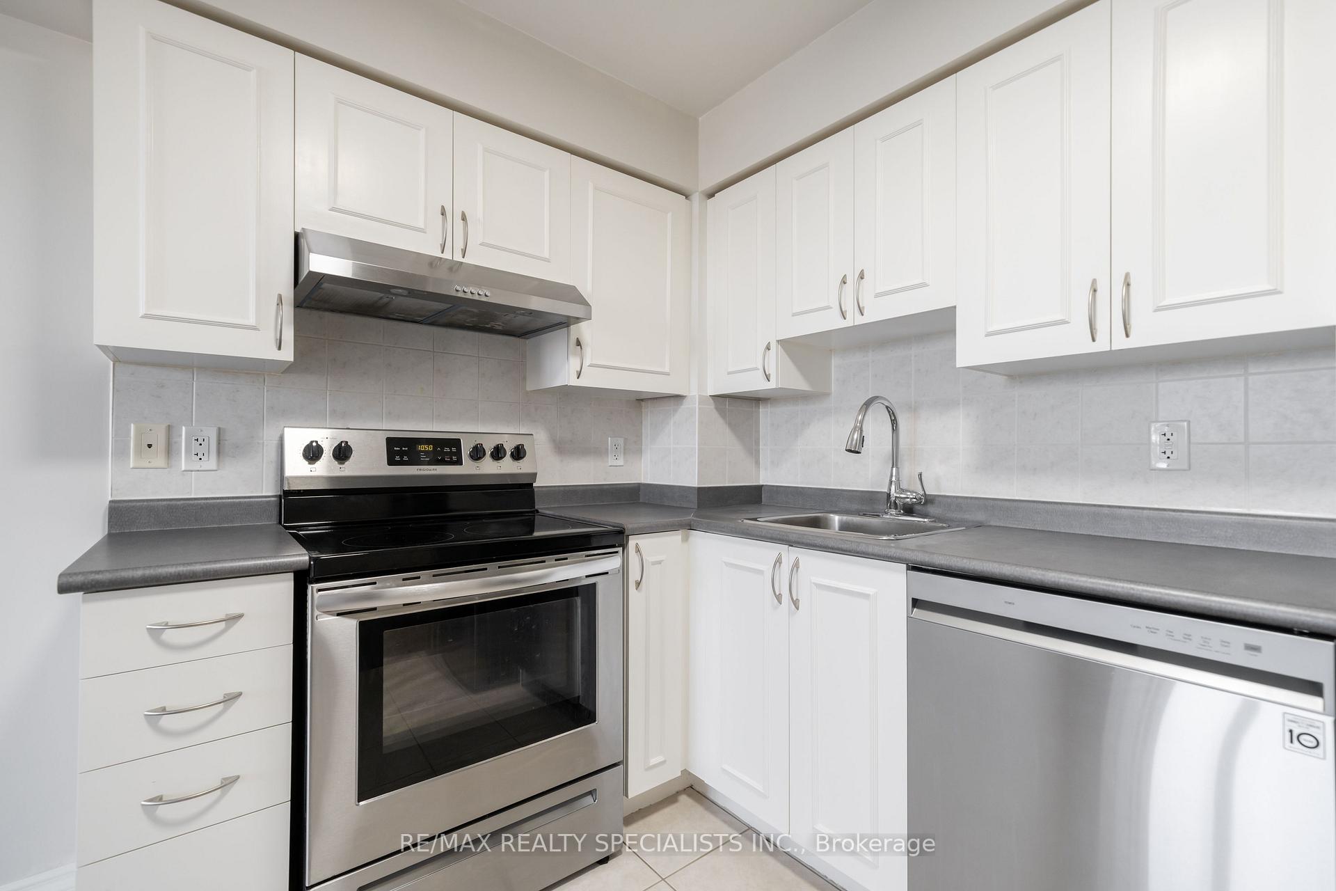 Photo 7 of Unit 514, 4 Elsinore Path, Etobicoke, New Toronto — HOMEH