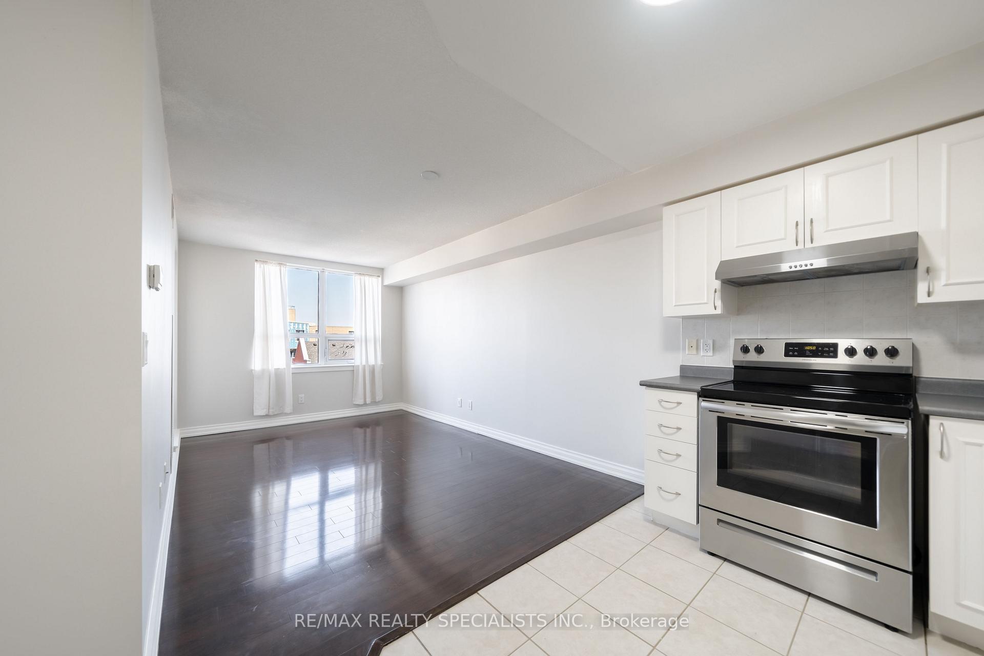 Photo 8 of Unit 514, 4 Elsinore Path, Etobicoke, New Toronto — HOMEH