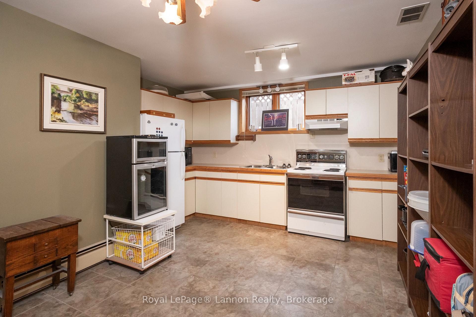 Photo 35 of 110 Chercover Drive, Thunder Bay, John Street South — HOMEH