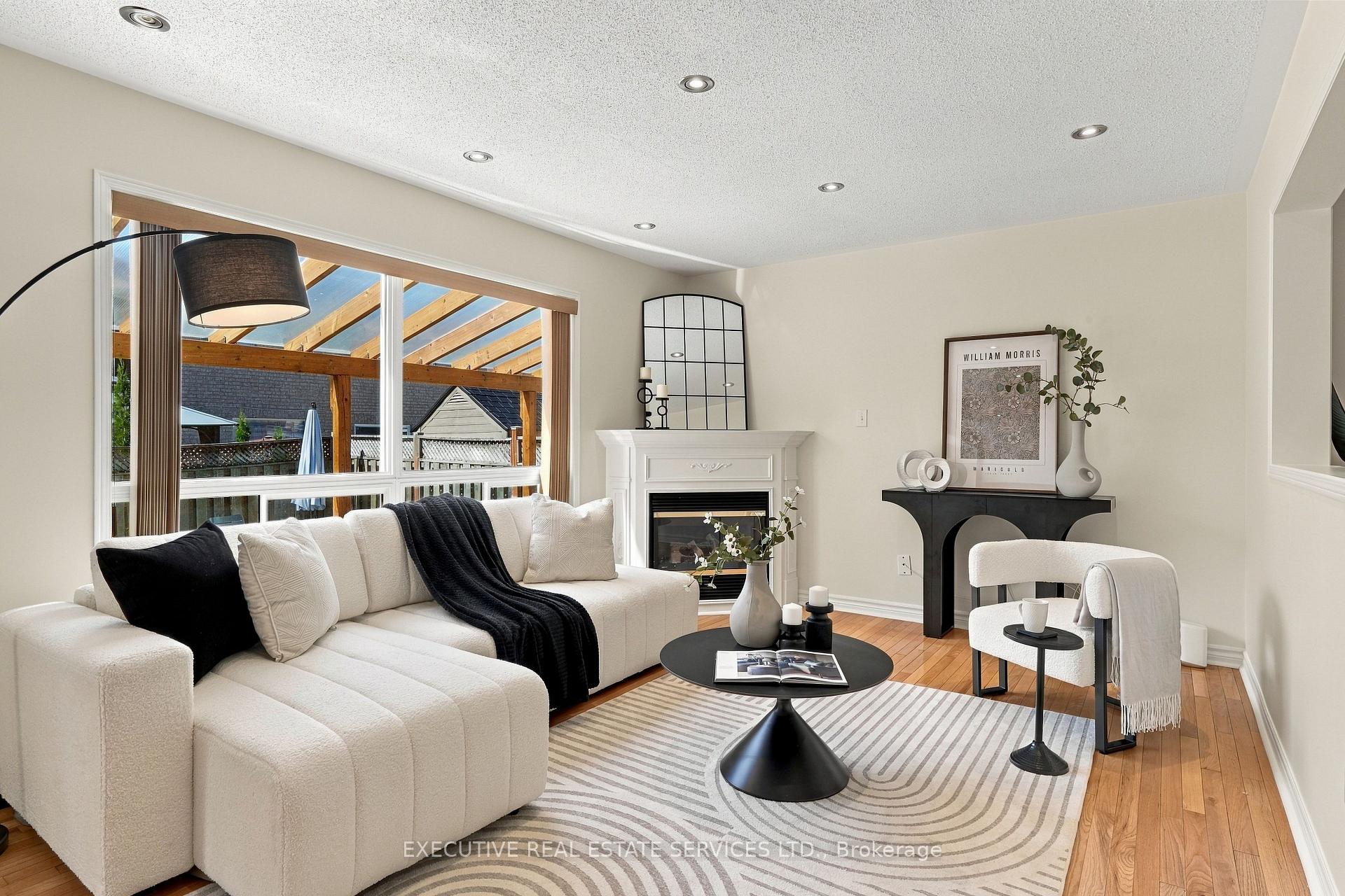 Photo 3 of 184 Queen Mary Drive, Brampton, Fletcher's Meadow — HOMEH