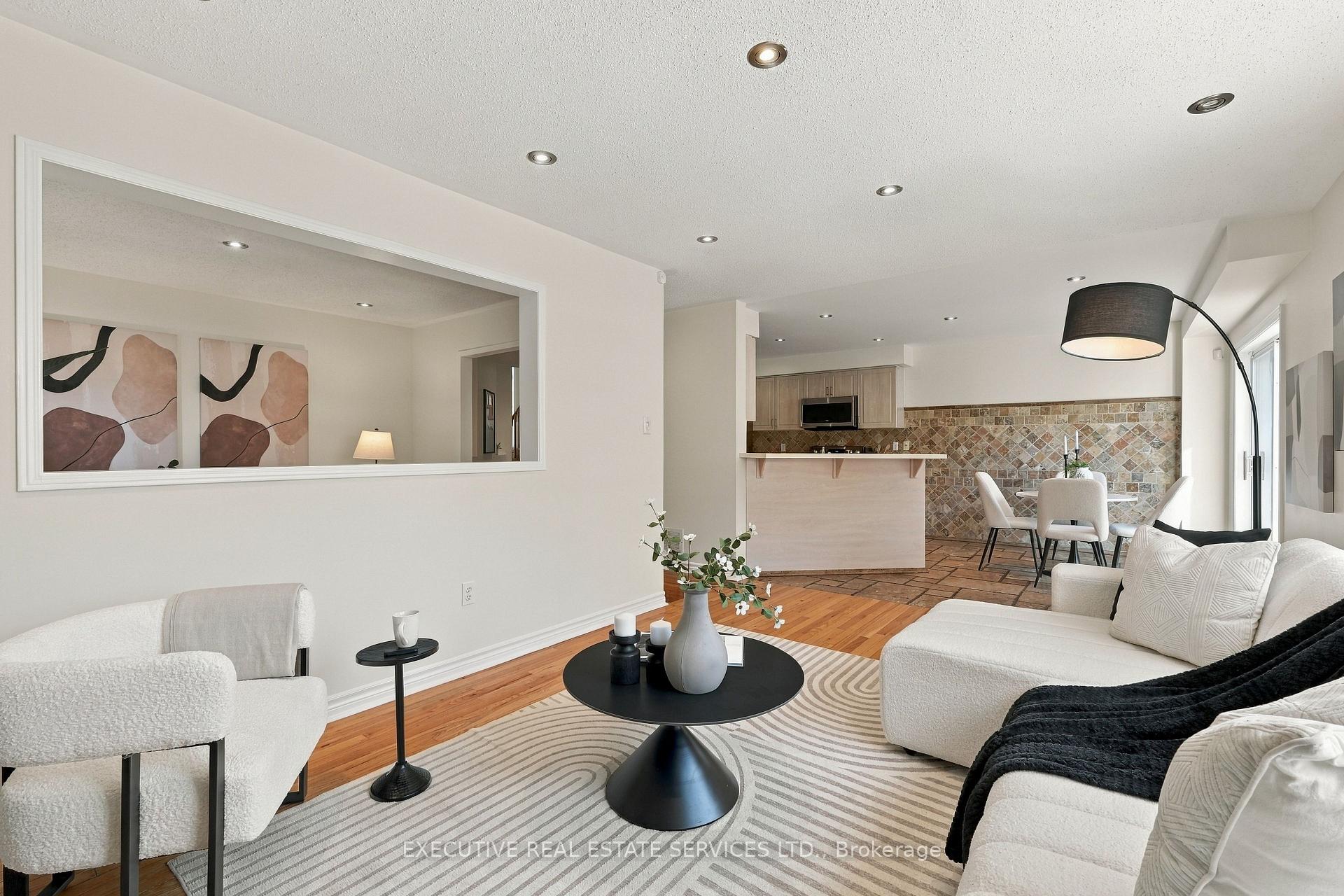 Photo 4 of 184 Queen Mary Drive, Brampton, Fletcher's Meadow — HOMEH