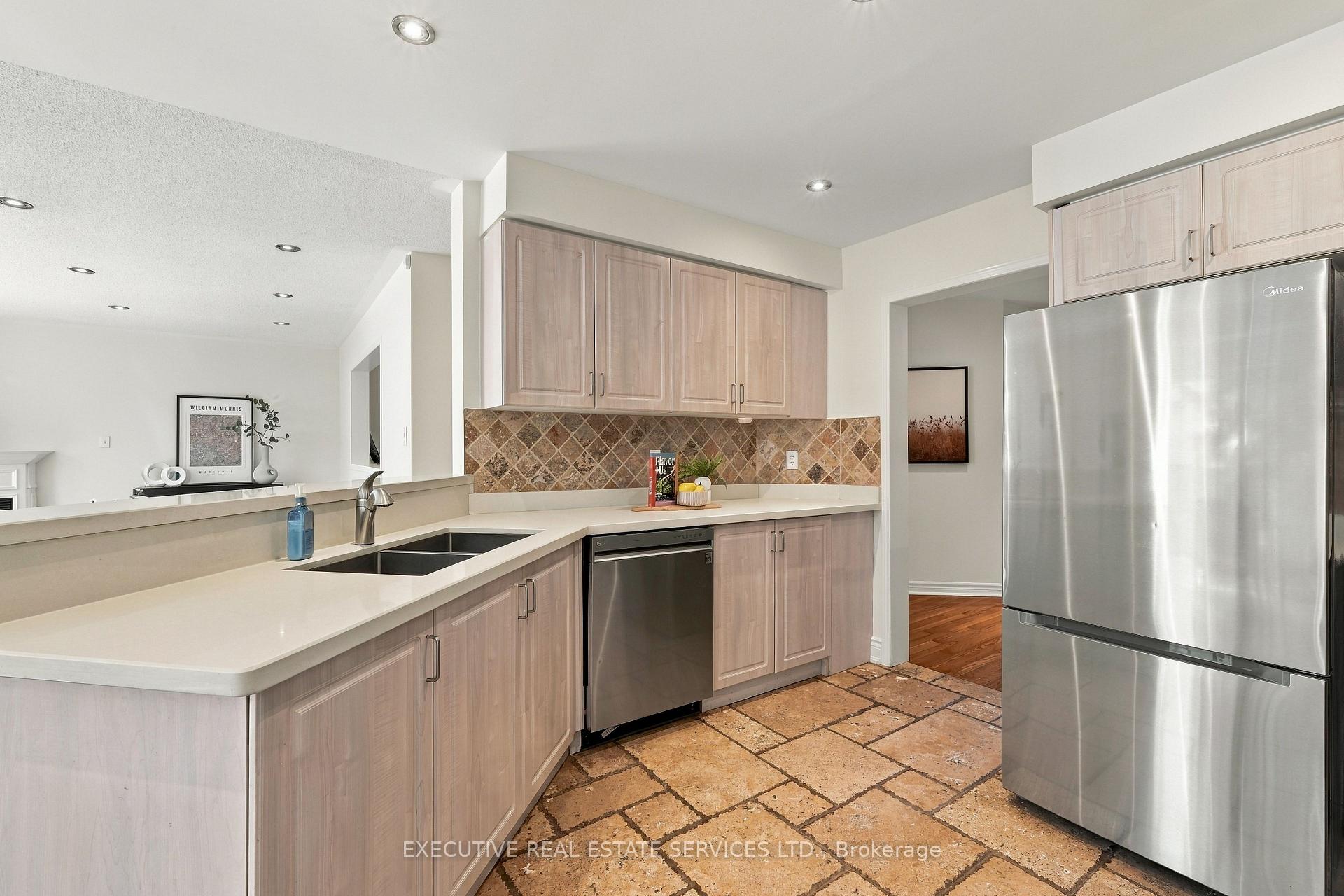 Photo 9 of 184 Queen Mary Drive, Brampton, Fletcher's Meadow — HOMEH
