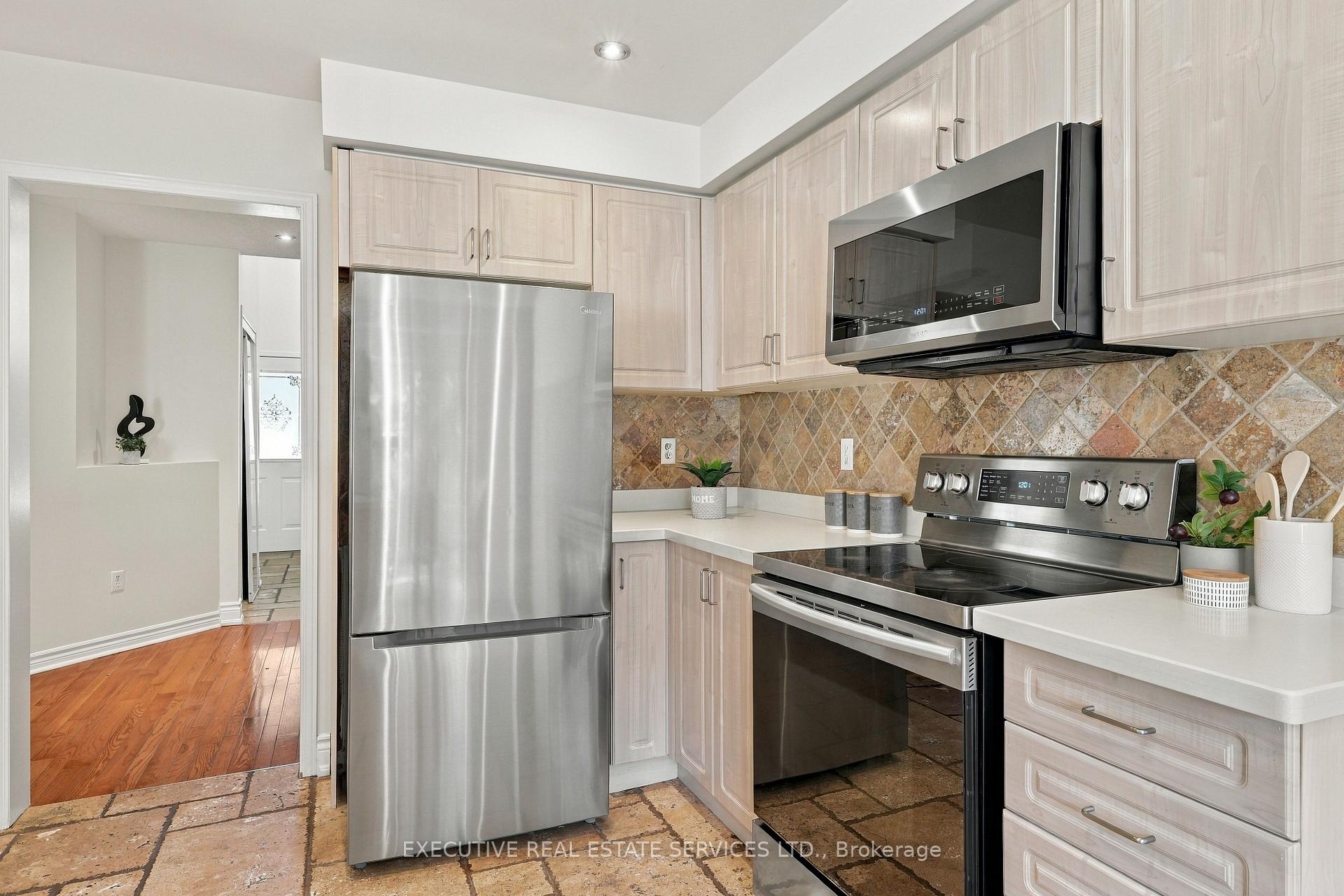 Photo 10 of 184 Queen Mary Drive, Brampton, Fletcher's Meadow — HOMEH