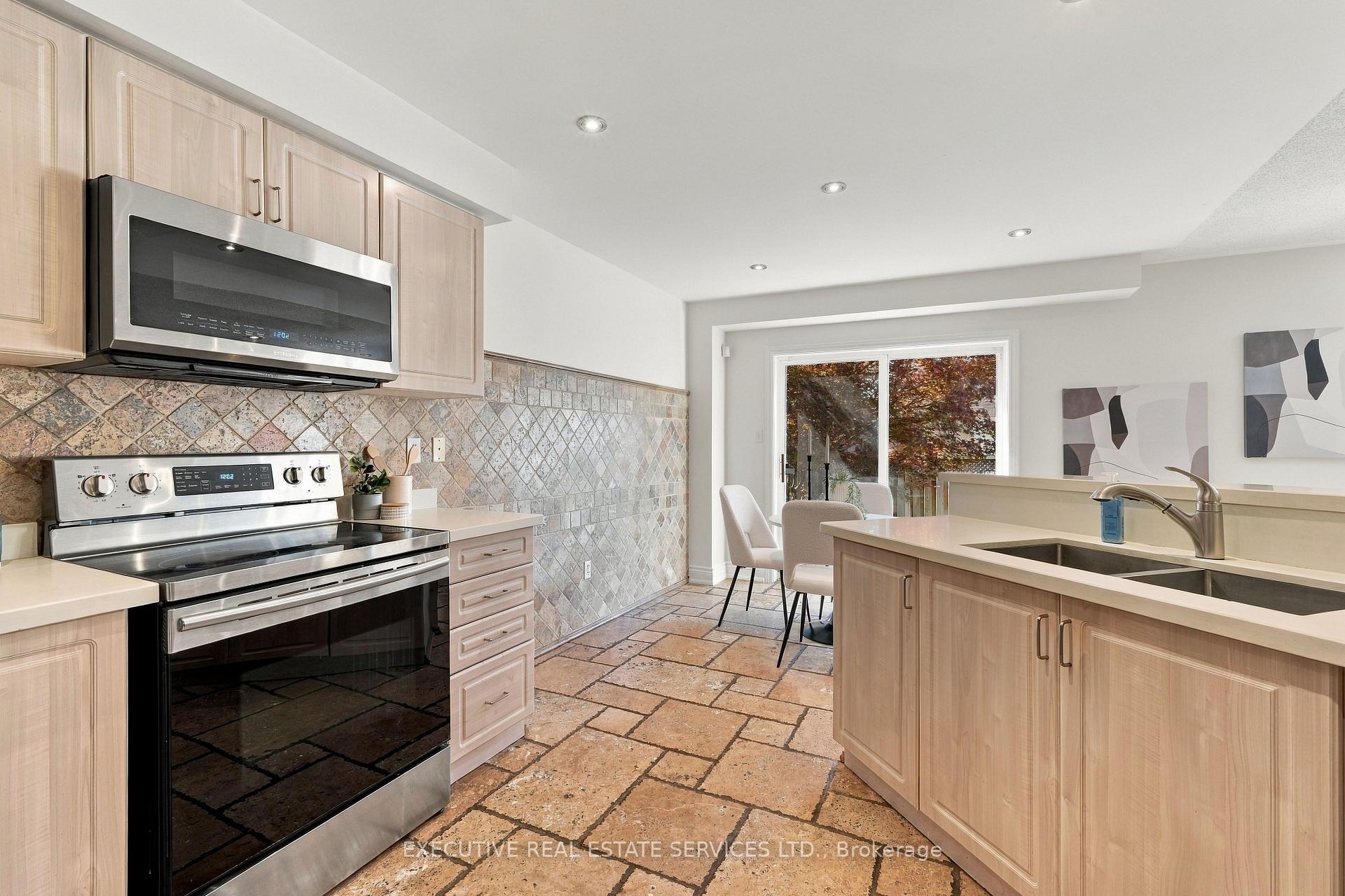 Photo 11 of 184 Queen Mary Drive, Brampton, Fletcher's Meadow — HOMEH