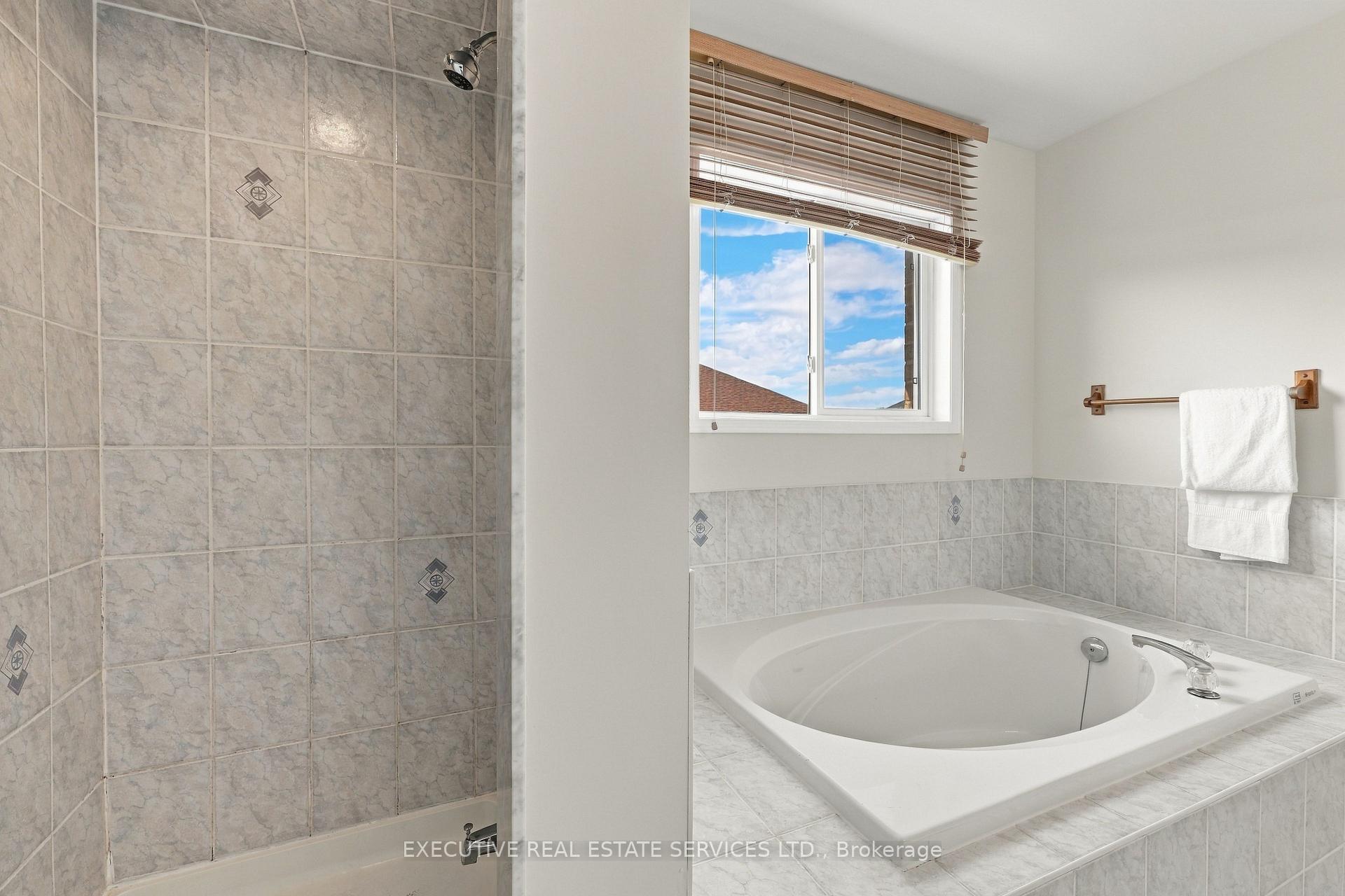 Photo 26 of 184 Queen Mary Drive, Brampton, Fletcher's Meadow — HOMEH