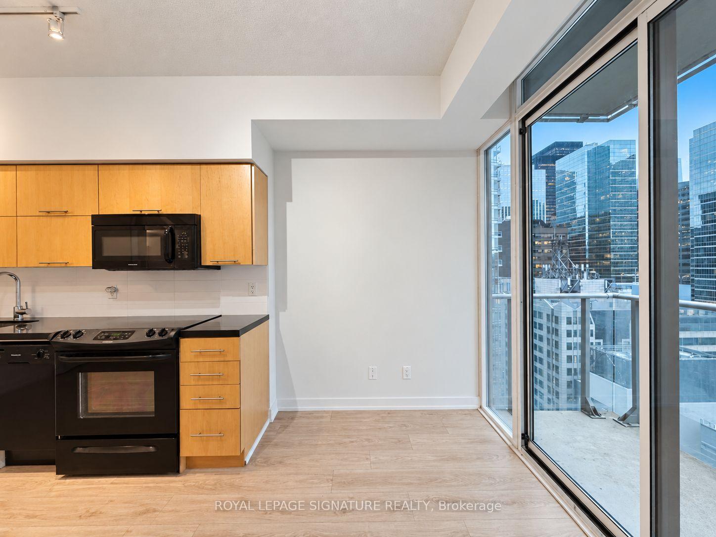 Photo 5 of Unit 1809, 126 Simcoe Street, Toronto, Waterfront Communities — HOMEH
