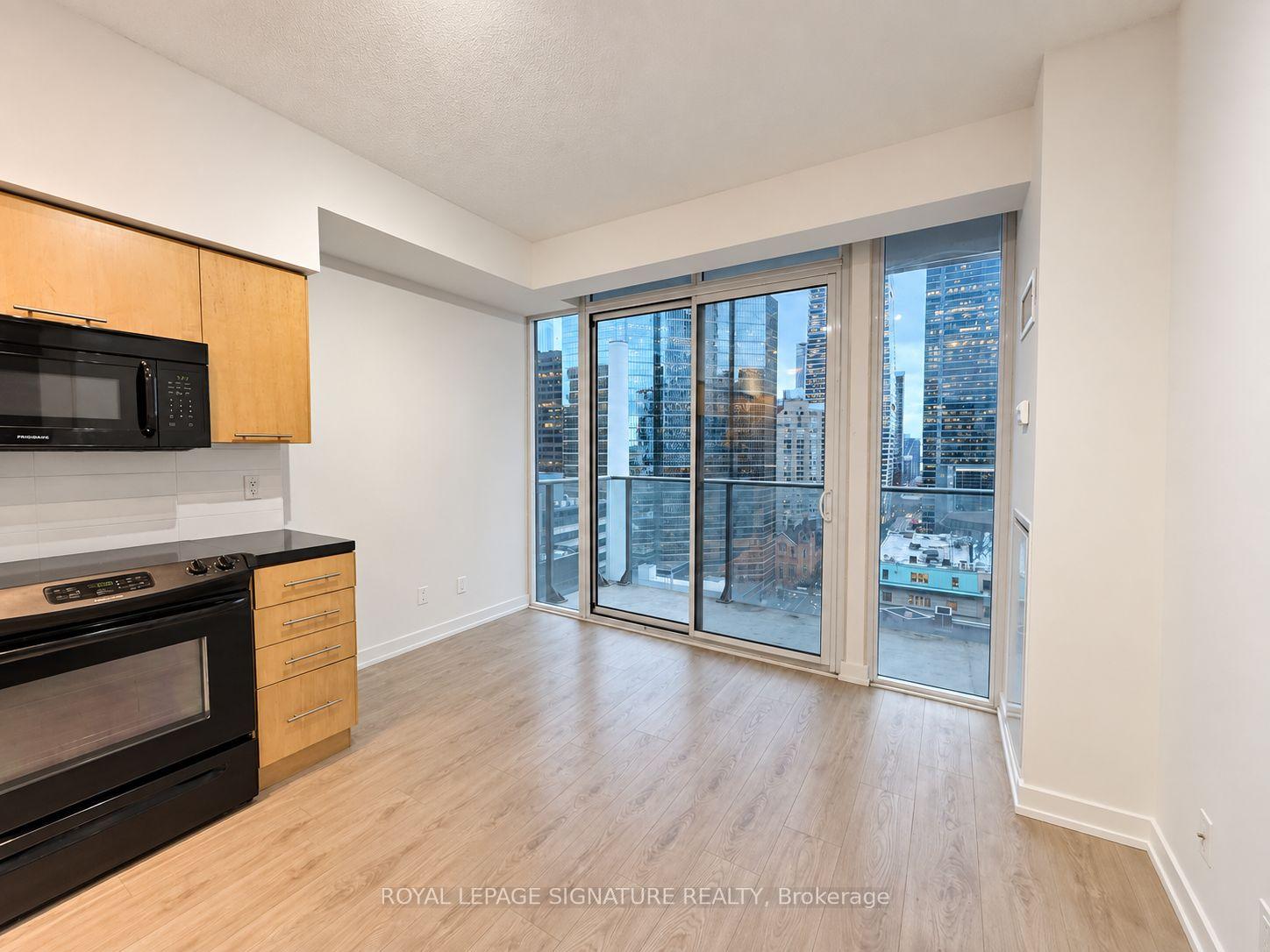 Photo 7 of Unit 1809, 126 Simcoe Street, Toronto, Waterfront Communities — HOMEH