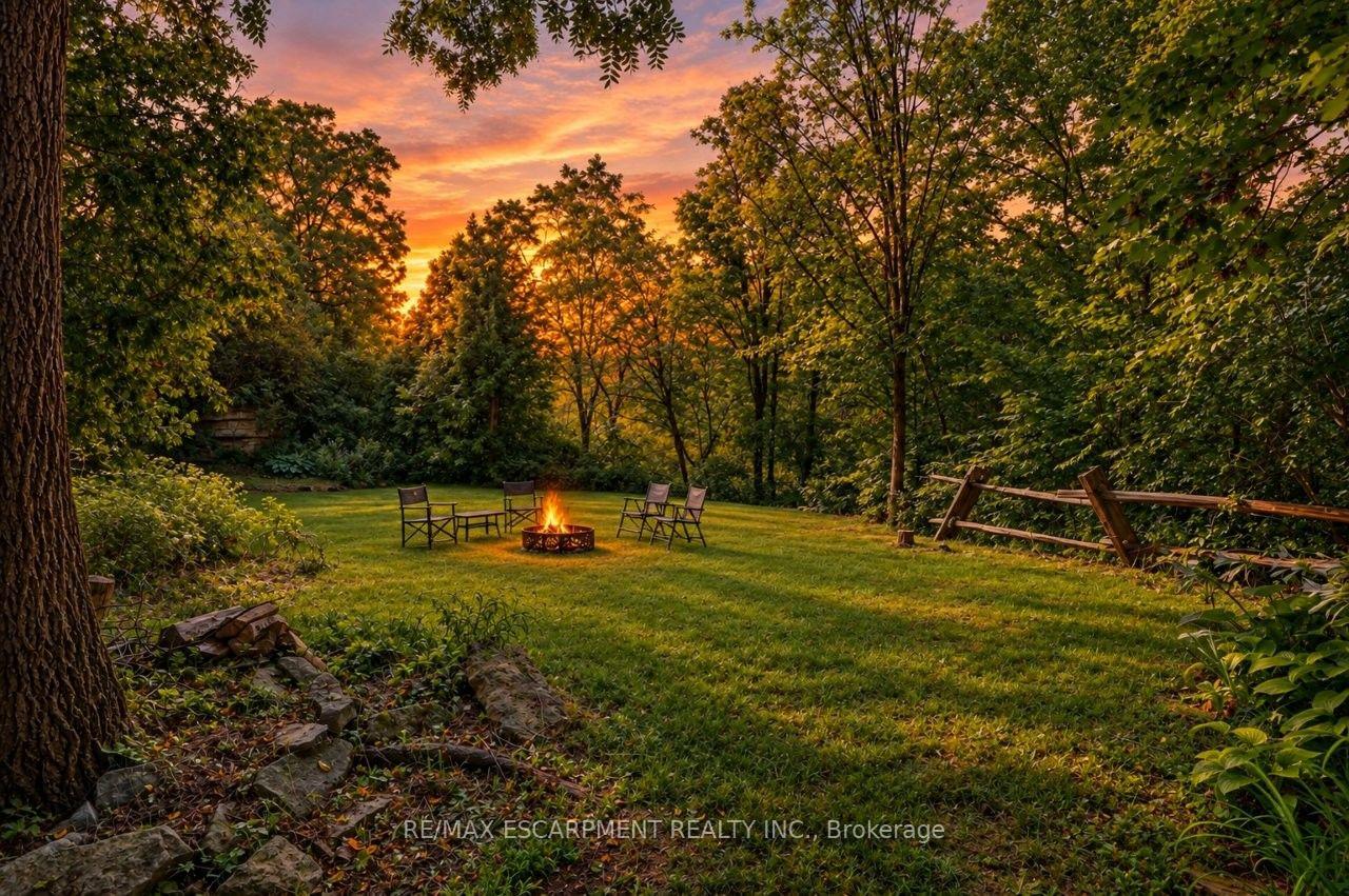 Photo 3 of 102 Ridge Road W, Grimsby, Grimsby Escarpment — HOMEH