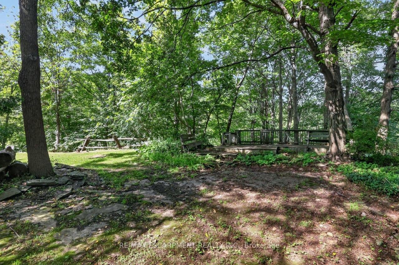 Photo 4 of 102 Ridge Road W, Grimsby, Grimsby Escarpment — HOMEH